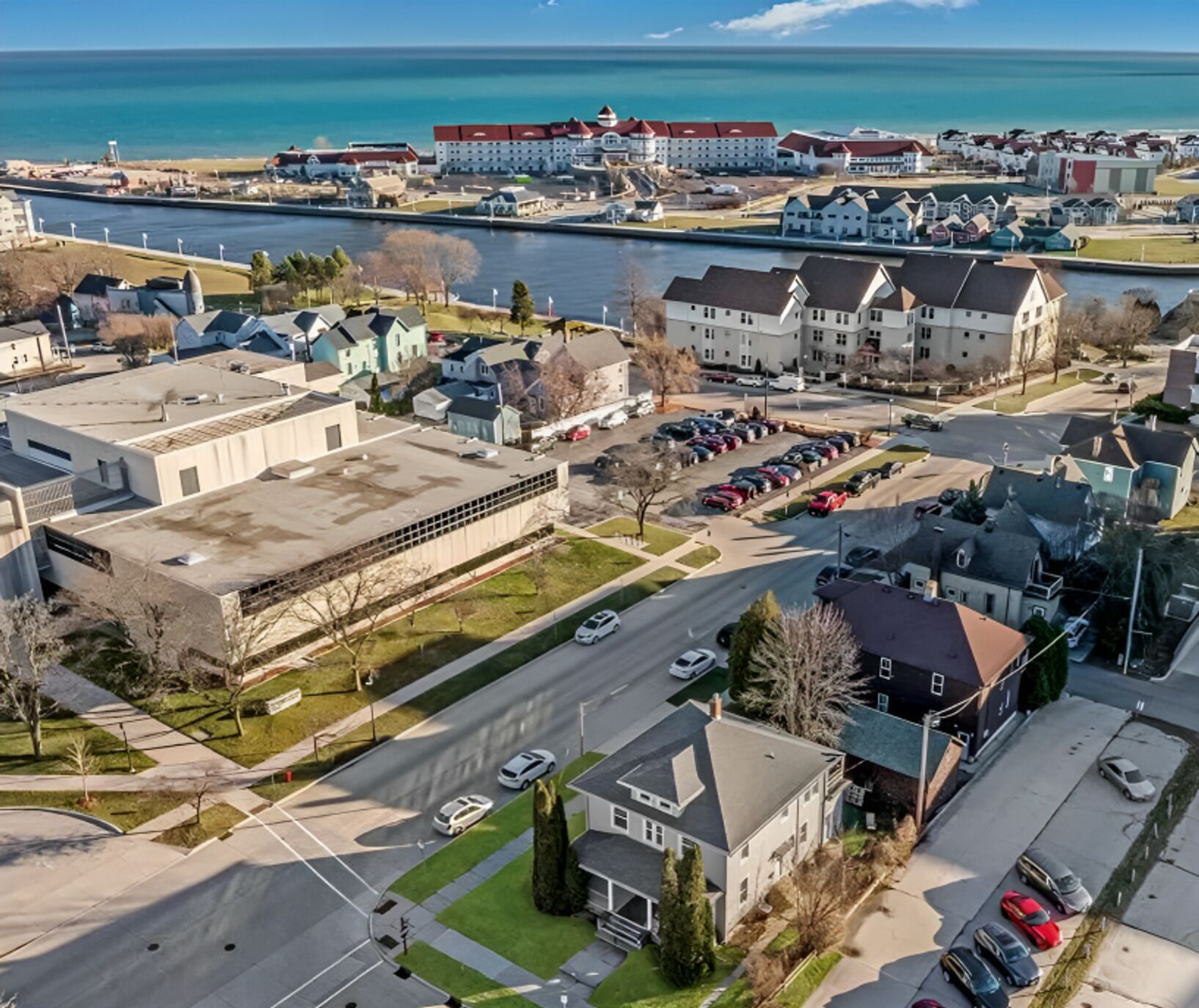 Quaint Blast from the Past - Walk to Lake Michigan, Riverwalk and 8th St Shops!