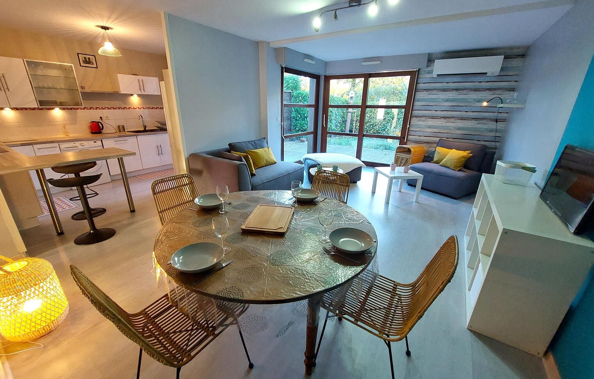 Beautiful and modern apartment with a large window front.