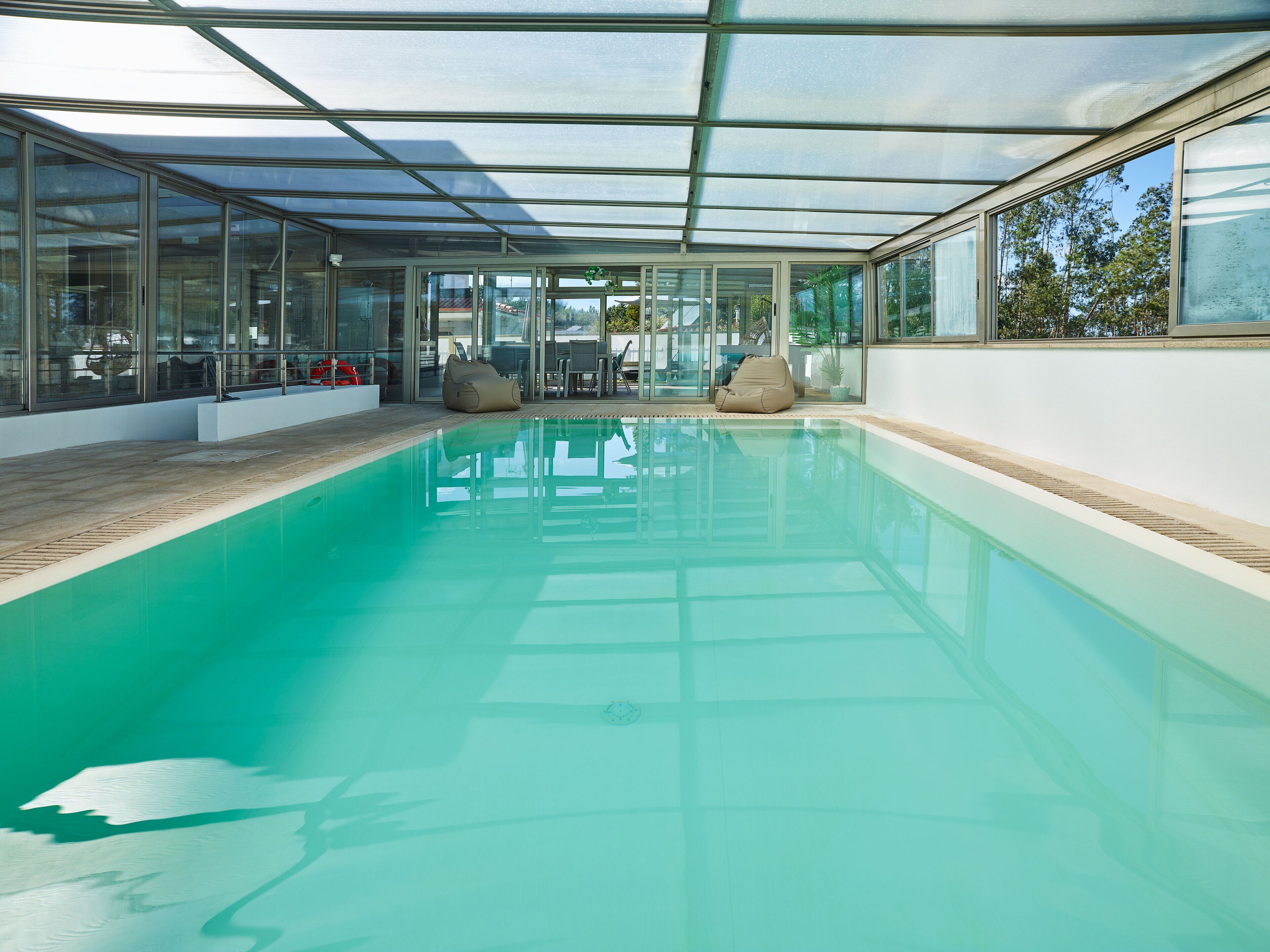 Guesthouse equipada com 4 quartos com WC privativo, piscina aquecida e jacuzzi. 