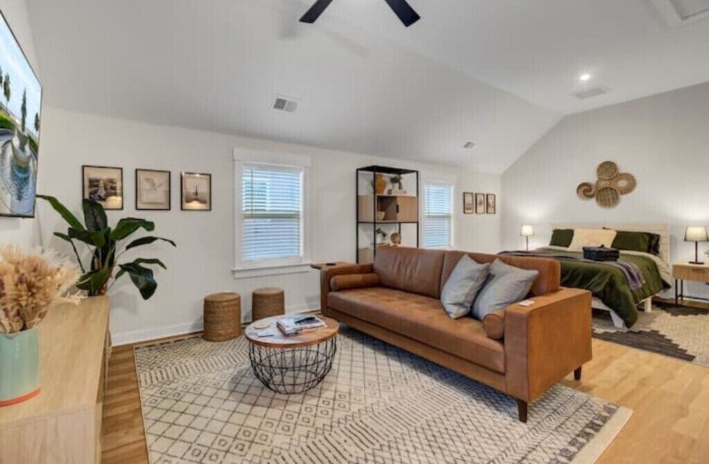 The Cozy Violet Villa w/no cleaning fee