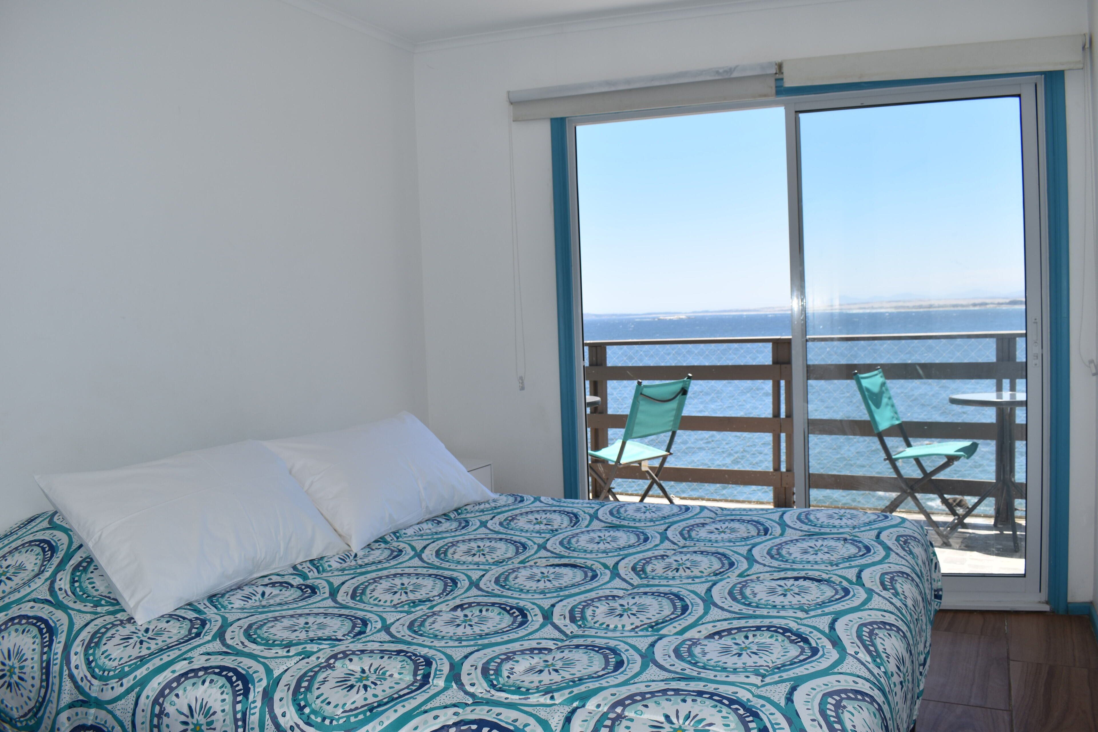 Habitación matrimonial con baño privado y salida a terraza con vista al mar