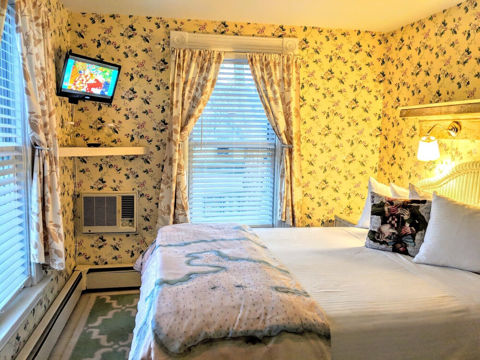 A cozy 2nd Floor Queen B&B guestroom in Downtown Shelburne - Delicious Breakfasts! DYT