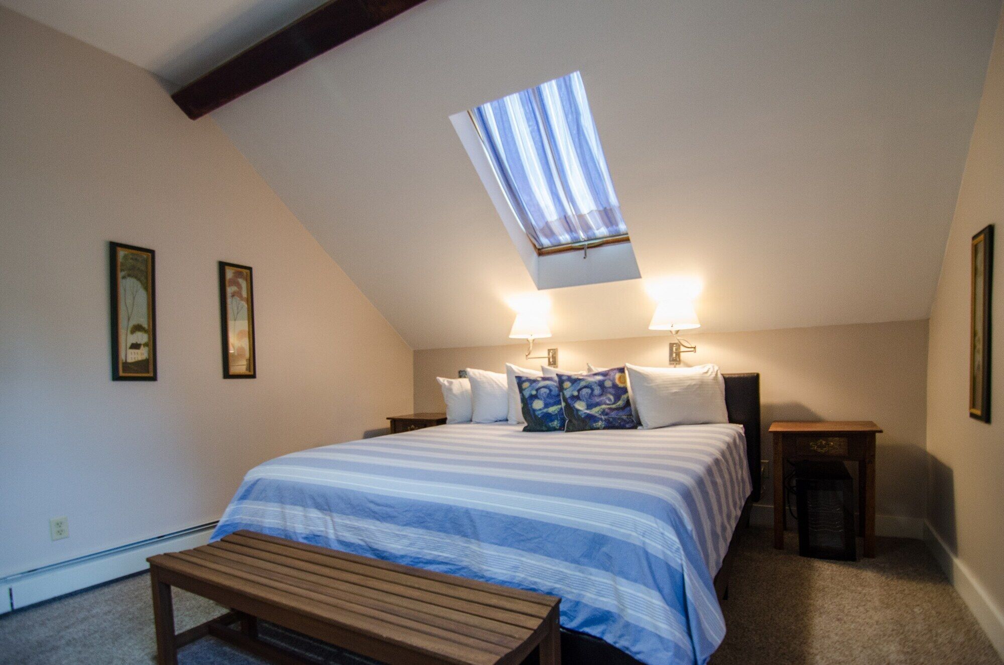 A cozy 2nd Floor King B&B Room in Downtown Shelburne - Delicious Breakfasts! FLE