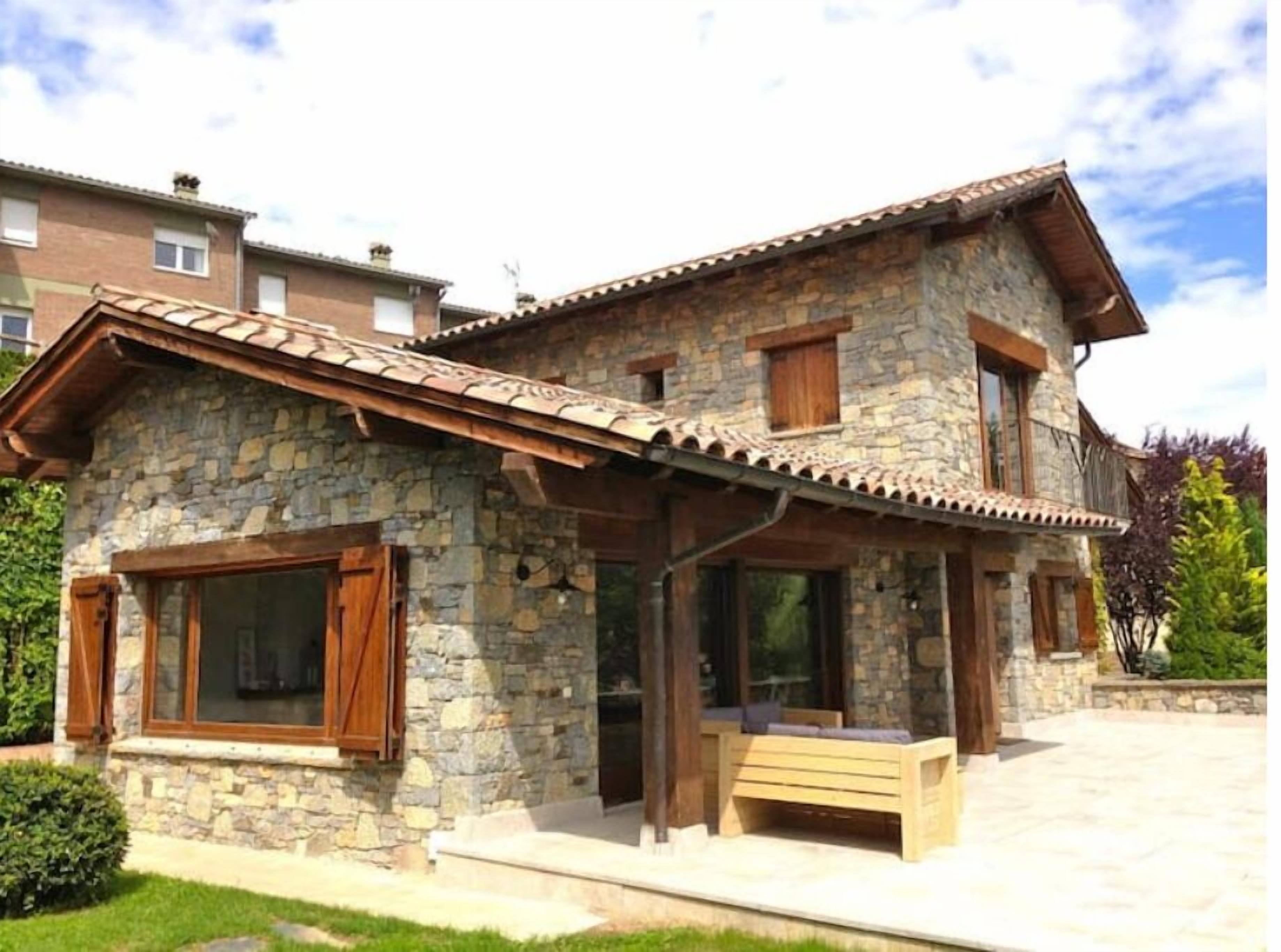 Casa Nueva y Aislada de 350m con Jardín Privado