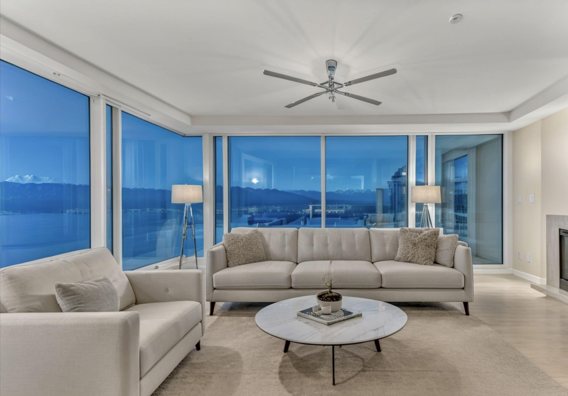 3BR Luxury Haven: Skyline Views, Spa Retreat, Prime Downtown Locale!