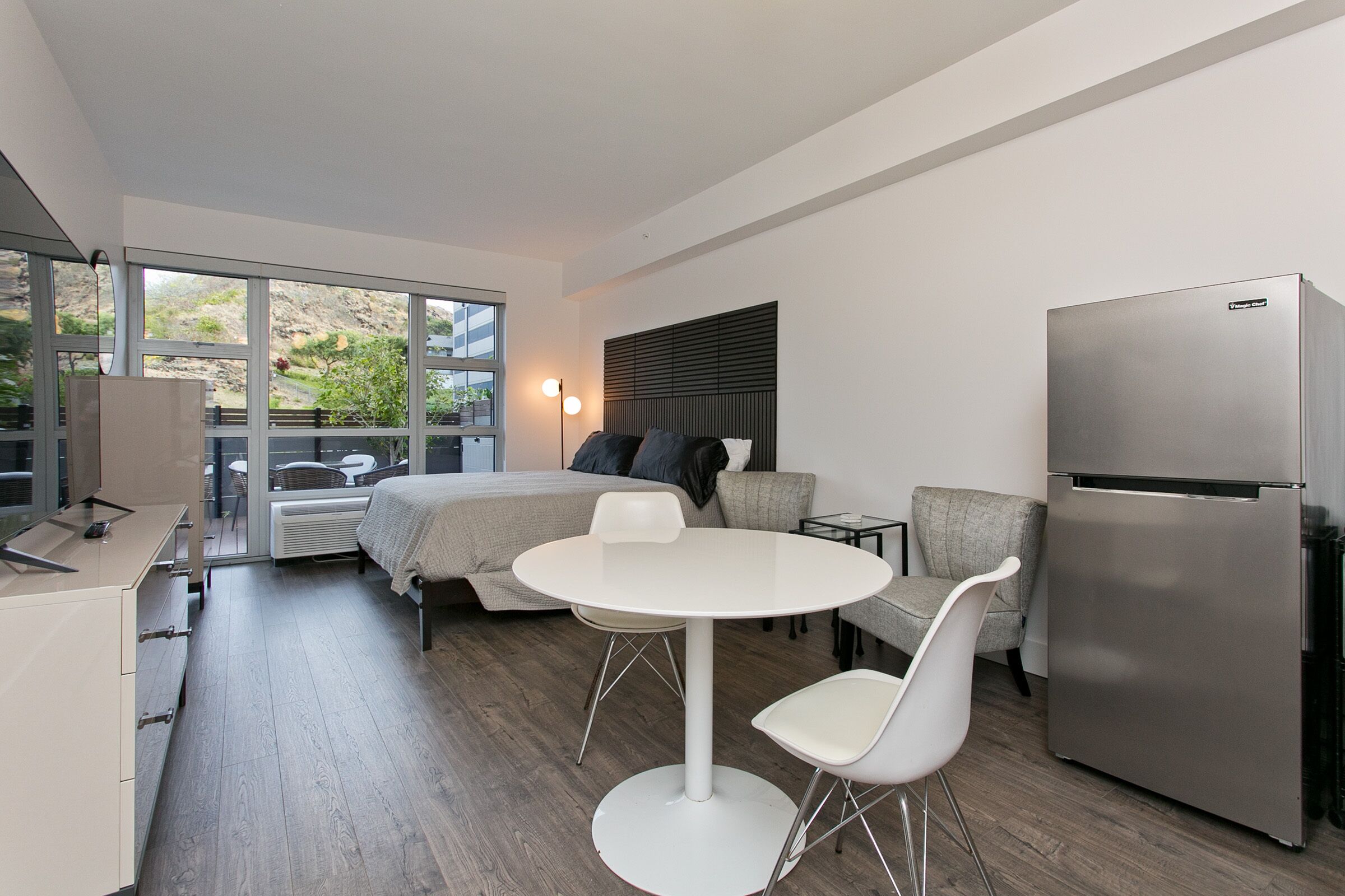 Designer Studio in Hawaii Kai! Close to beaches, shopping, and hiking!