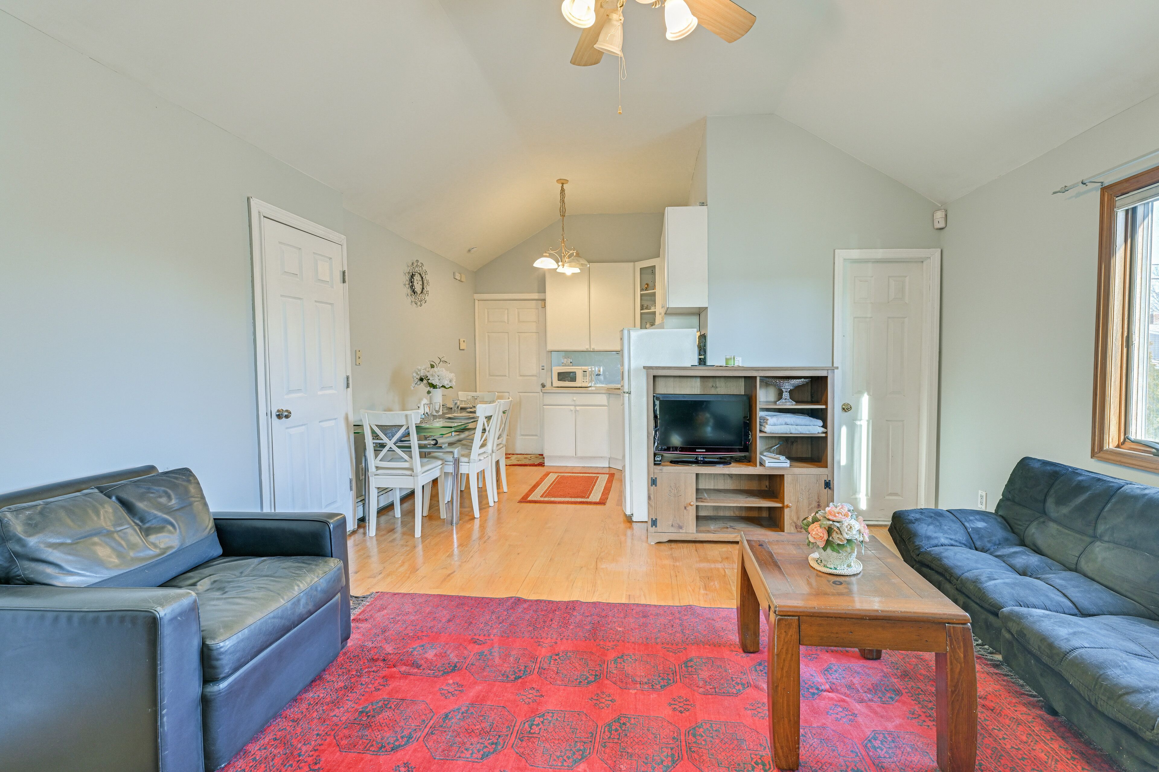 Cozy Levittown Apartment: Full Kitchen + Smart TV!
