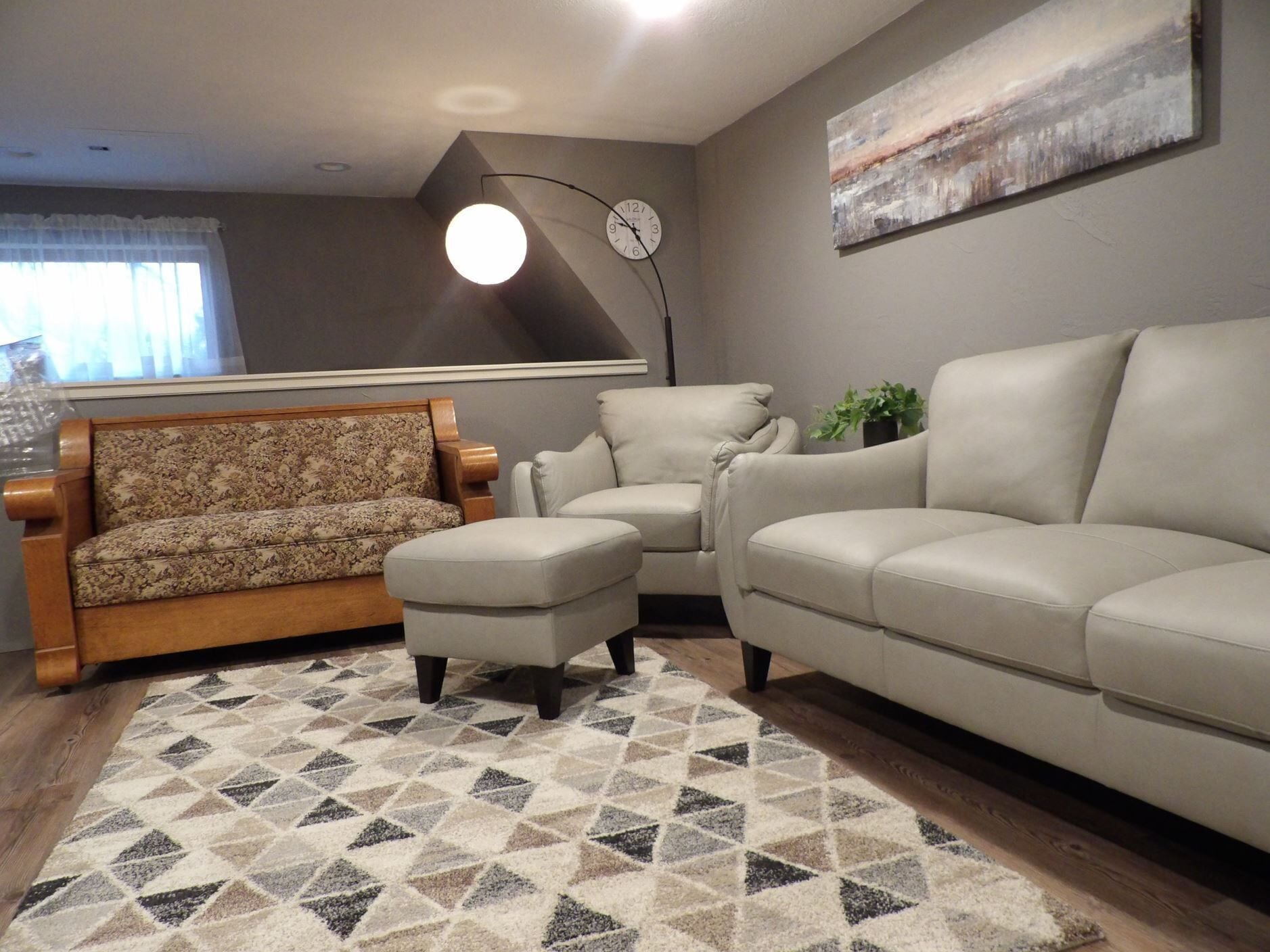 Brand new quiet and secluded, upstairs apartment with full amenities and deck. 