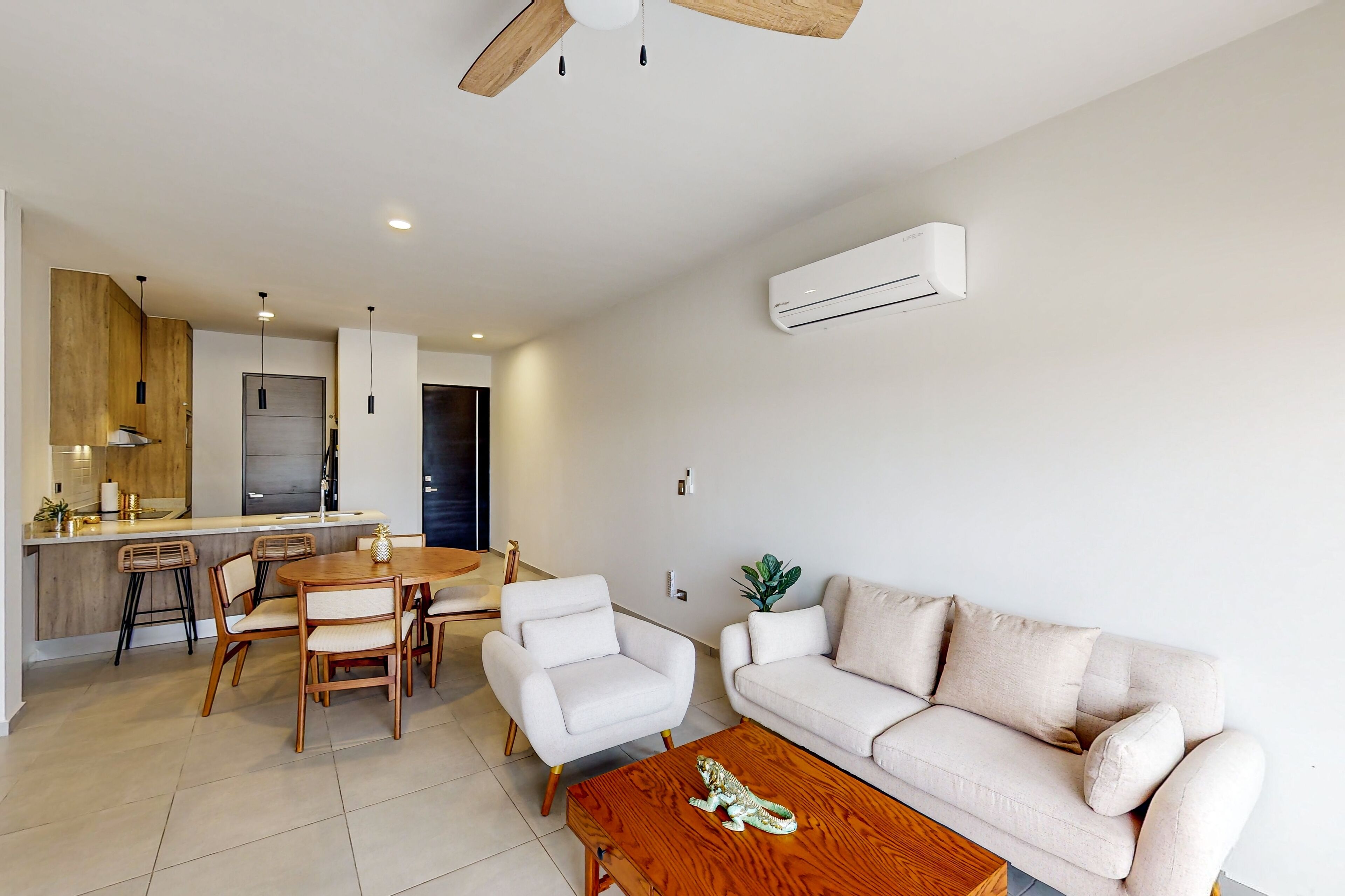Breathtaking apartment with gorgeous views, heated pool, open concept, & AC
