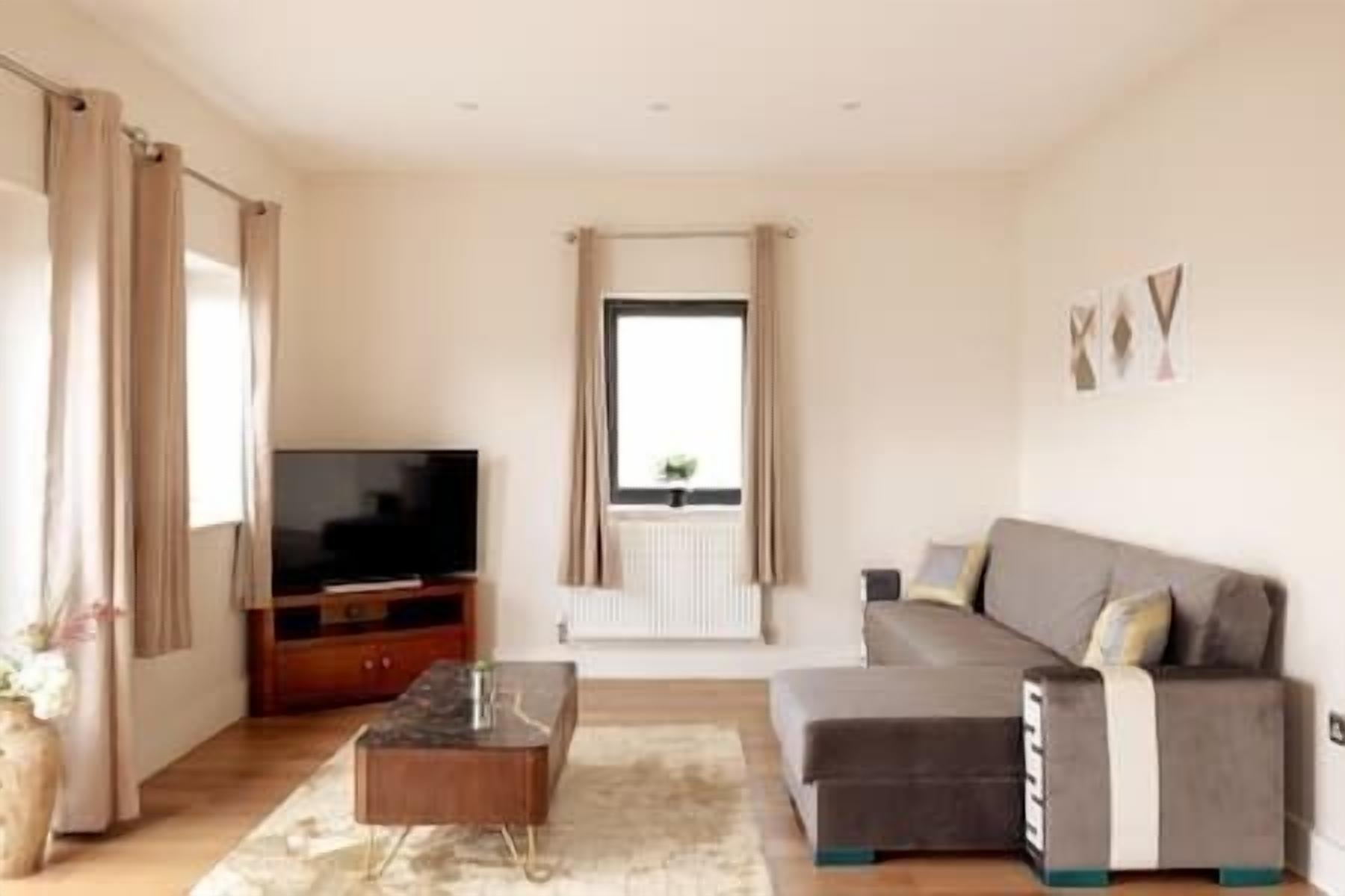 Morden - Entire 2Bed Flat with Balcony - Walk to Station
