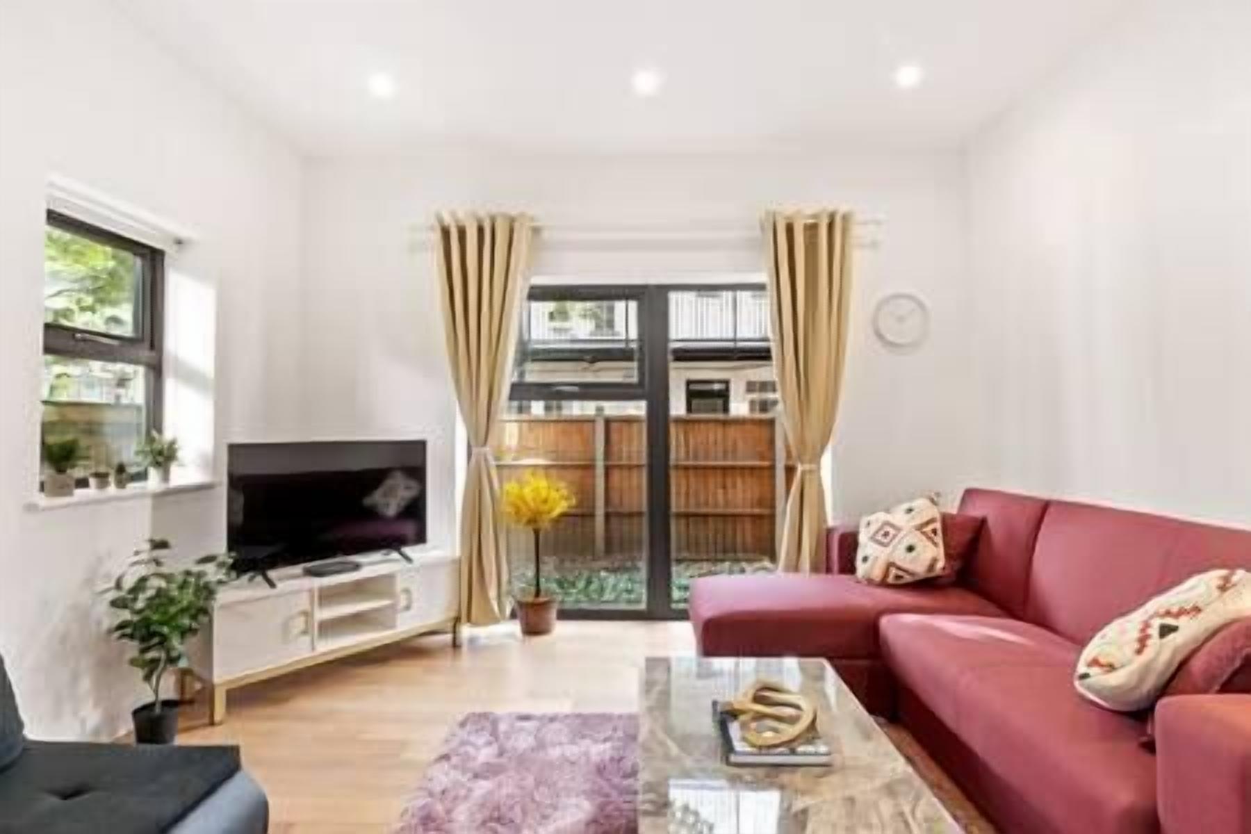 Morden - Entire 1BR Flat with Garden - Walk to Station