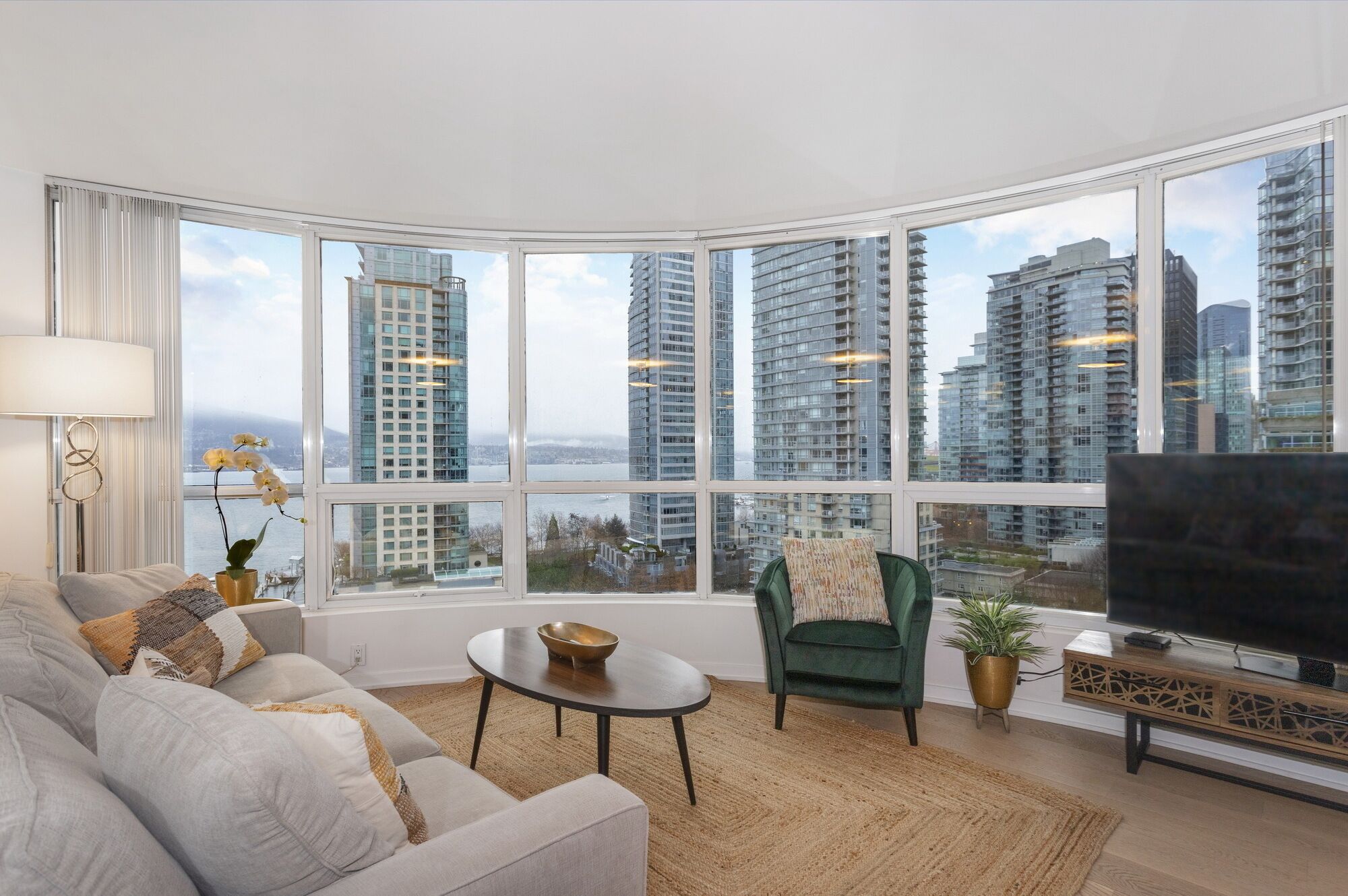 D17 - Amazing waterfront 2 bedroom unit