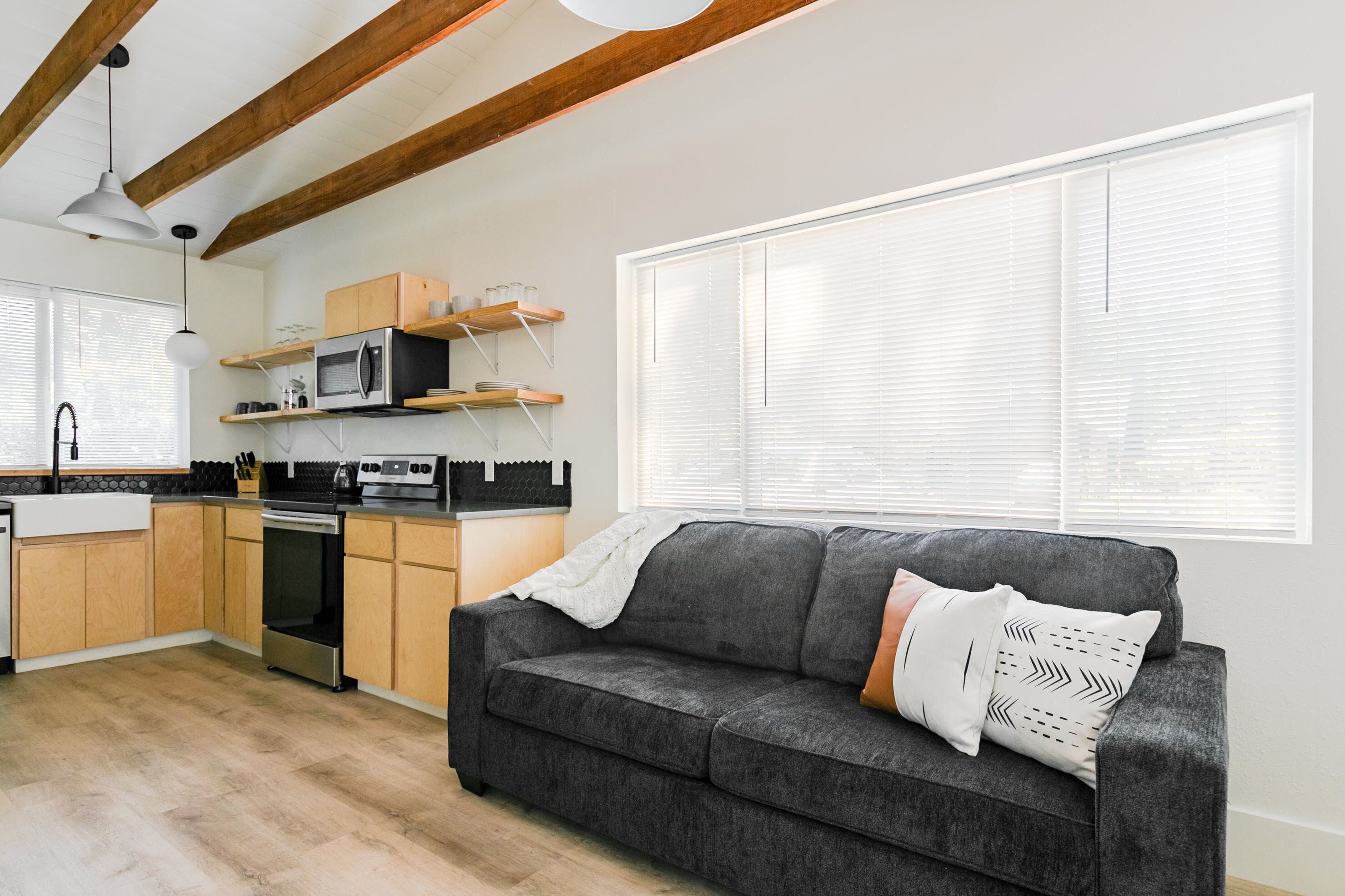Convenient 1 BR Guest House In West Portland Park!