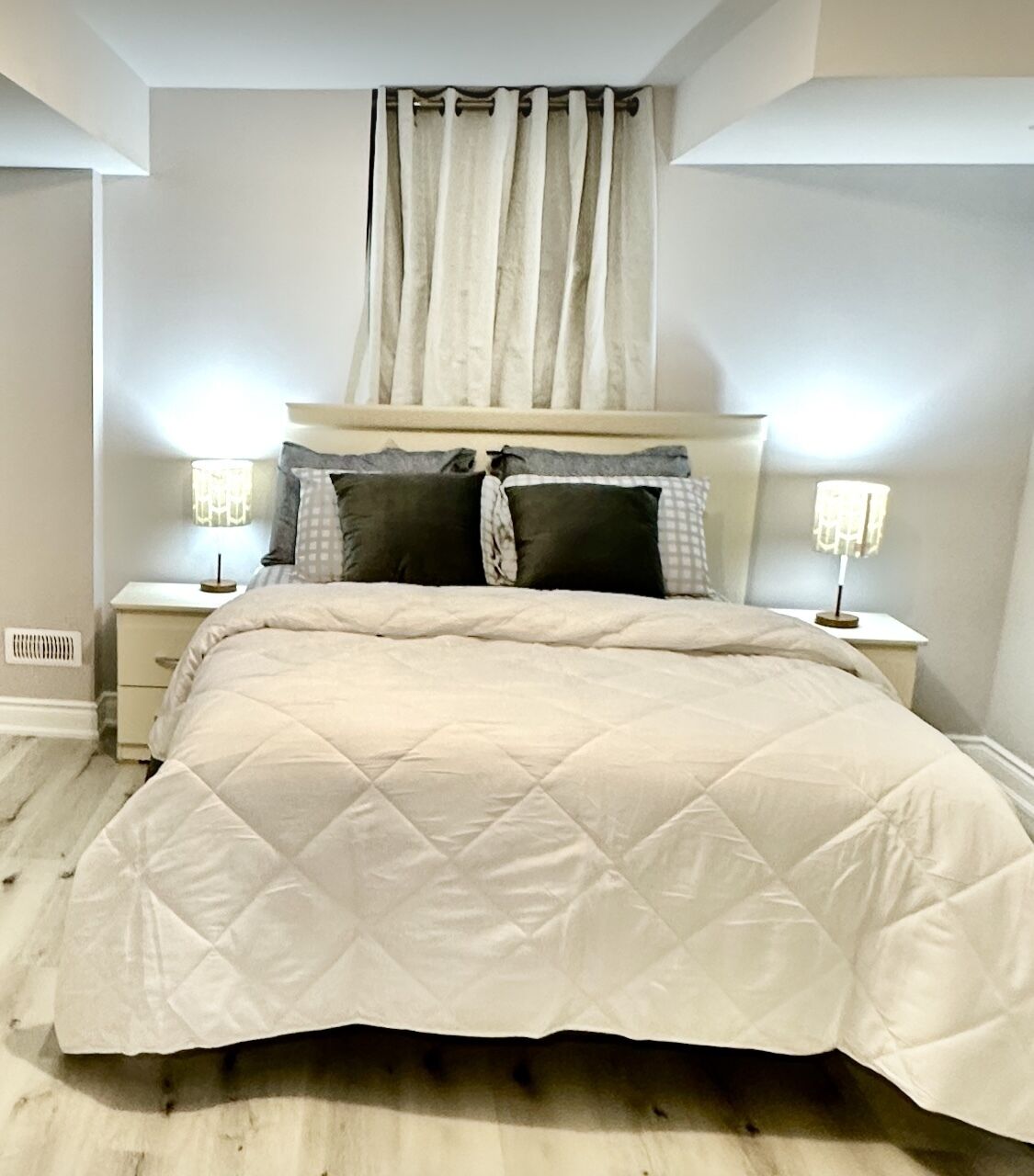 2 Bedroom Basement With Separate Entrance Family-friendly 