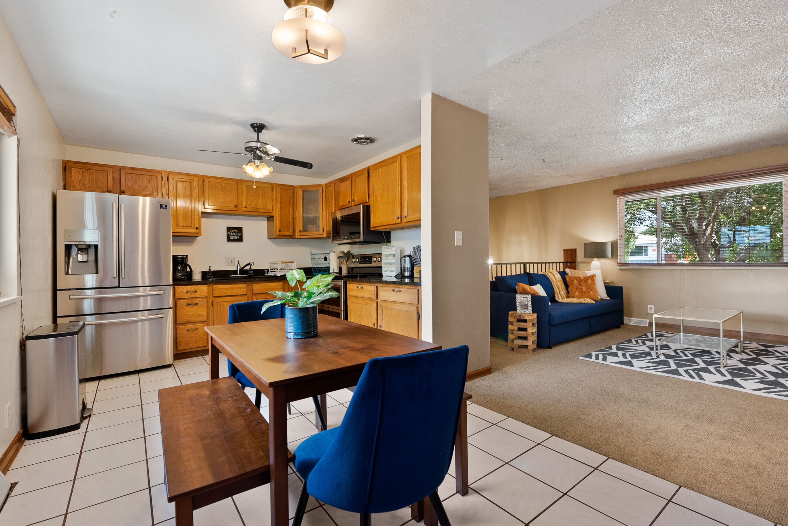 Upper-level, full kitchen, private deck! S. Denver

