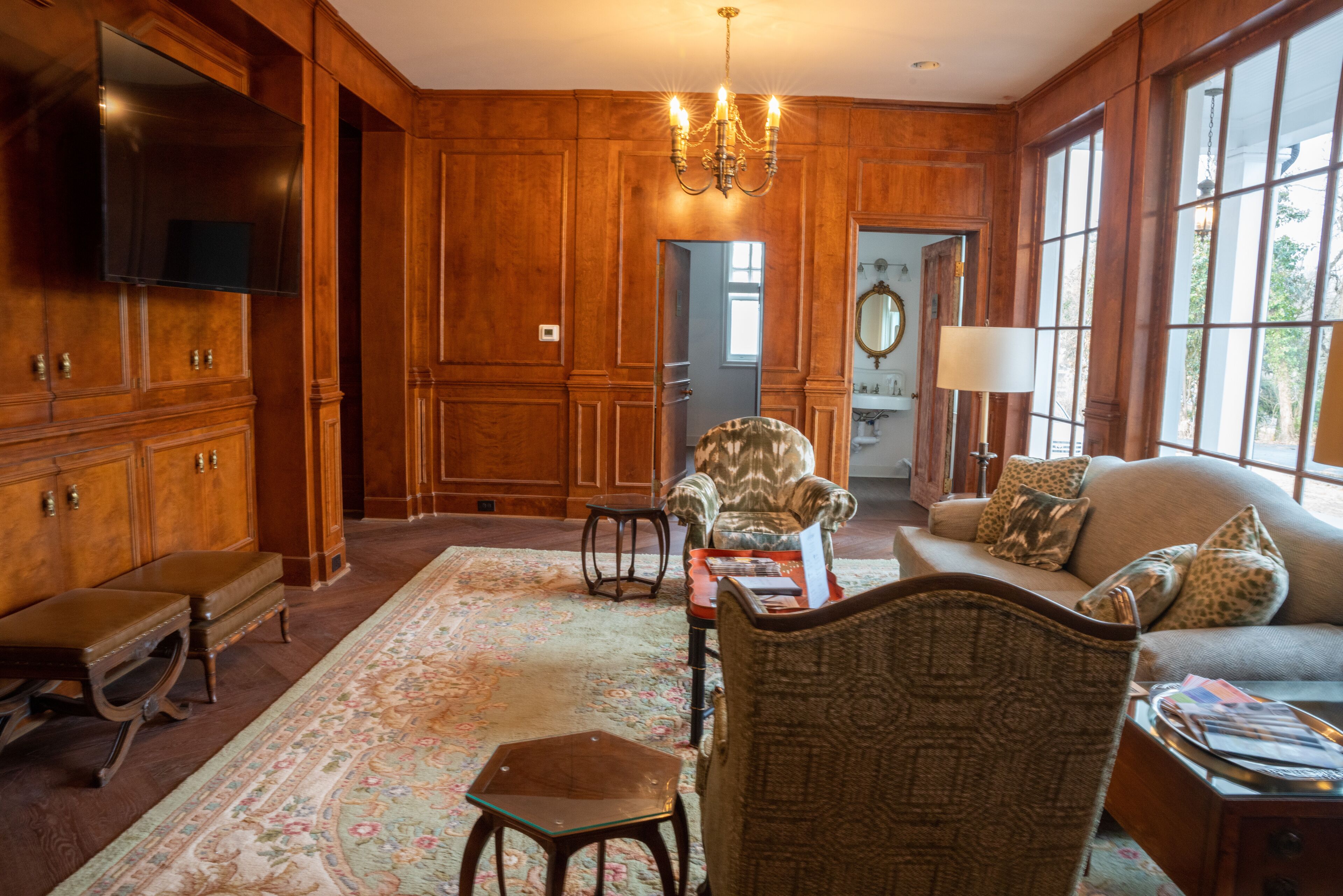 Luxury Suite in Historic Mansion. 5 minutes from downtown!  