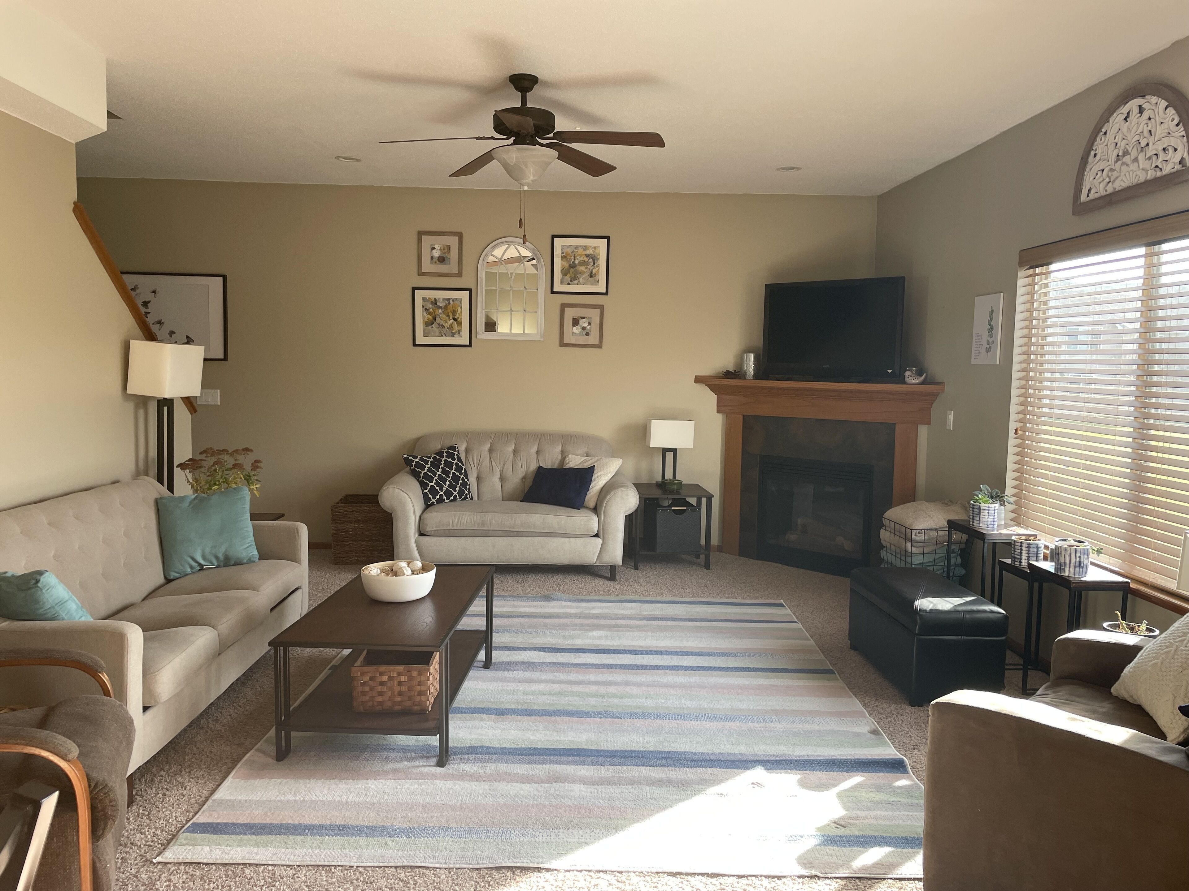Cheerful 3 bedroom townhouse with fireplace, deck