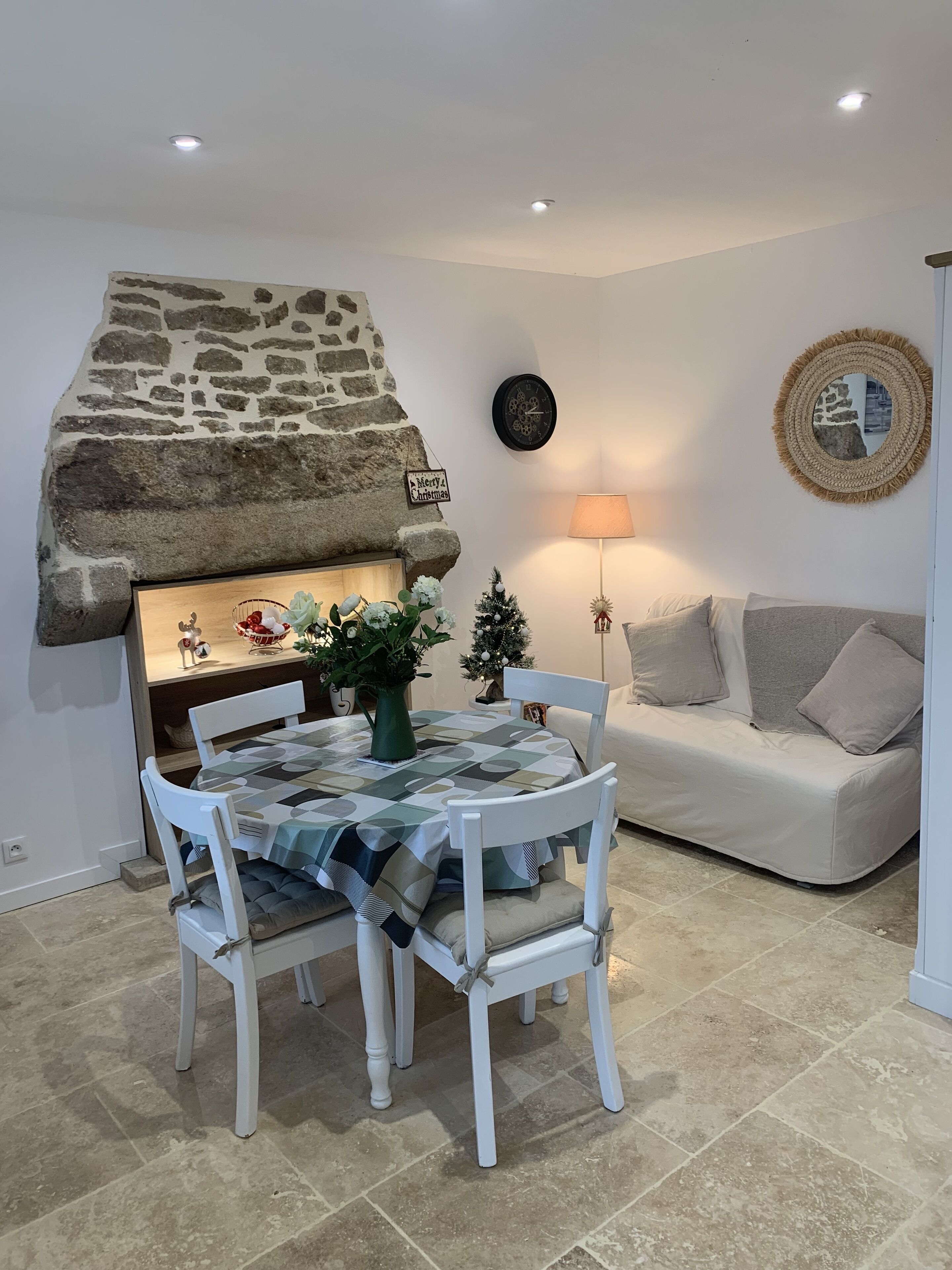 La Petite Bretonne et son Granit Rose. Animaux de Compagnie Acceptés !