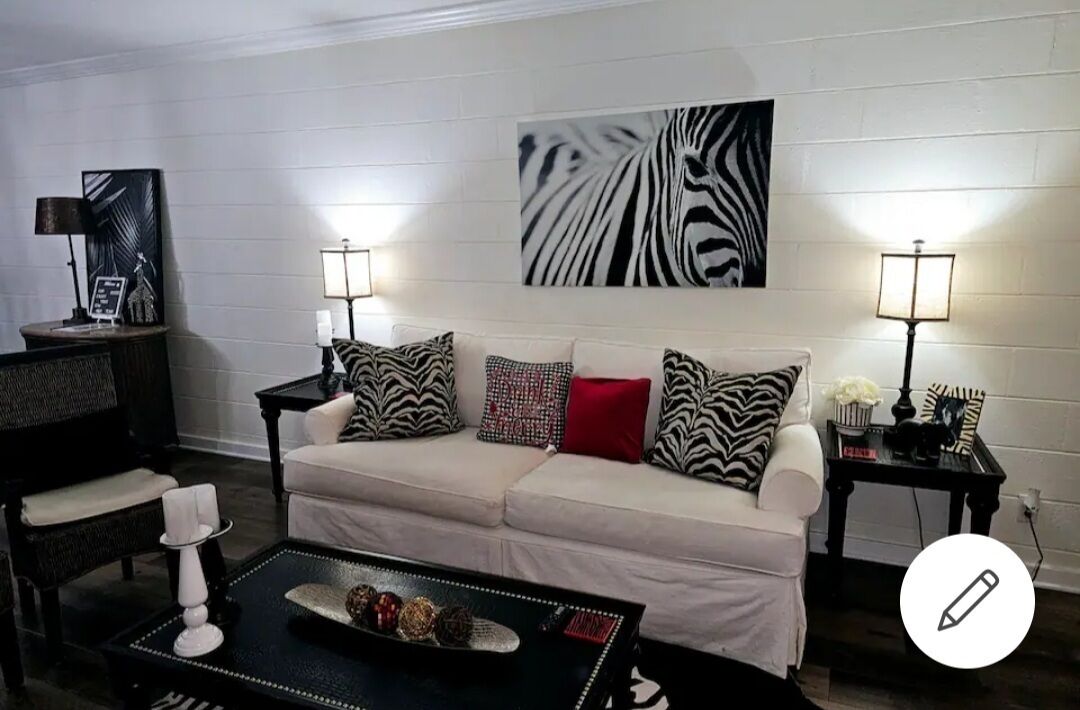 Comfy condo stocked with all aminites of home 5 mins from San Marco Square 