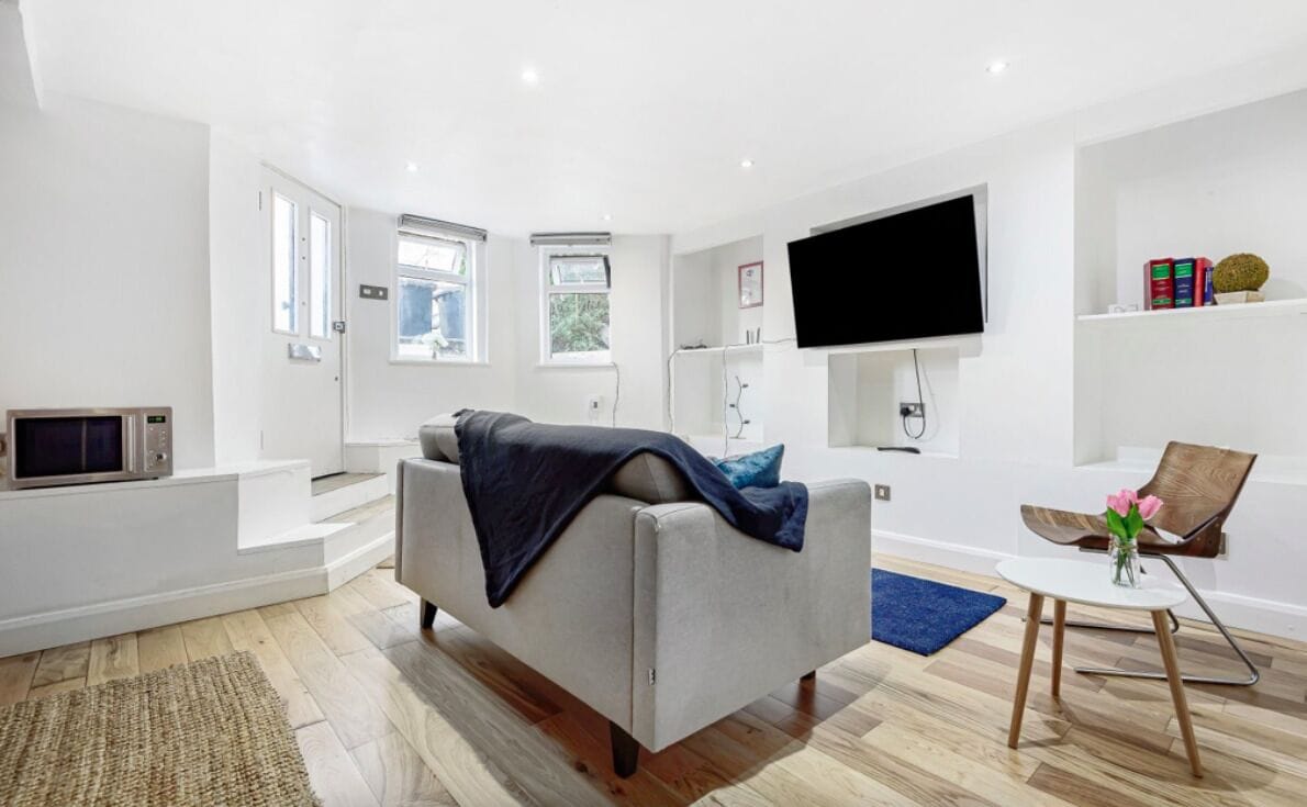  Smart and Cosy apartment with own private  garden and entrence 