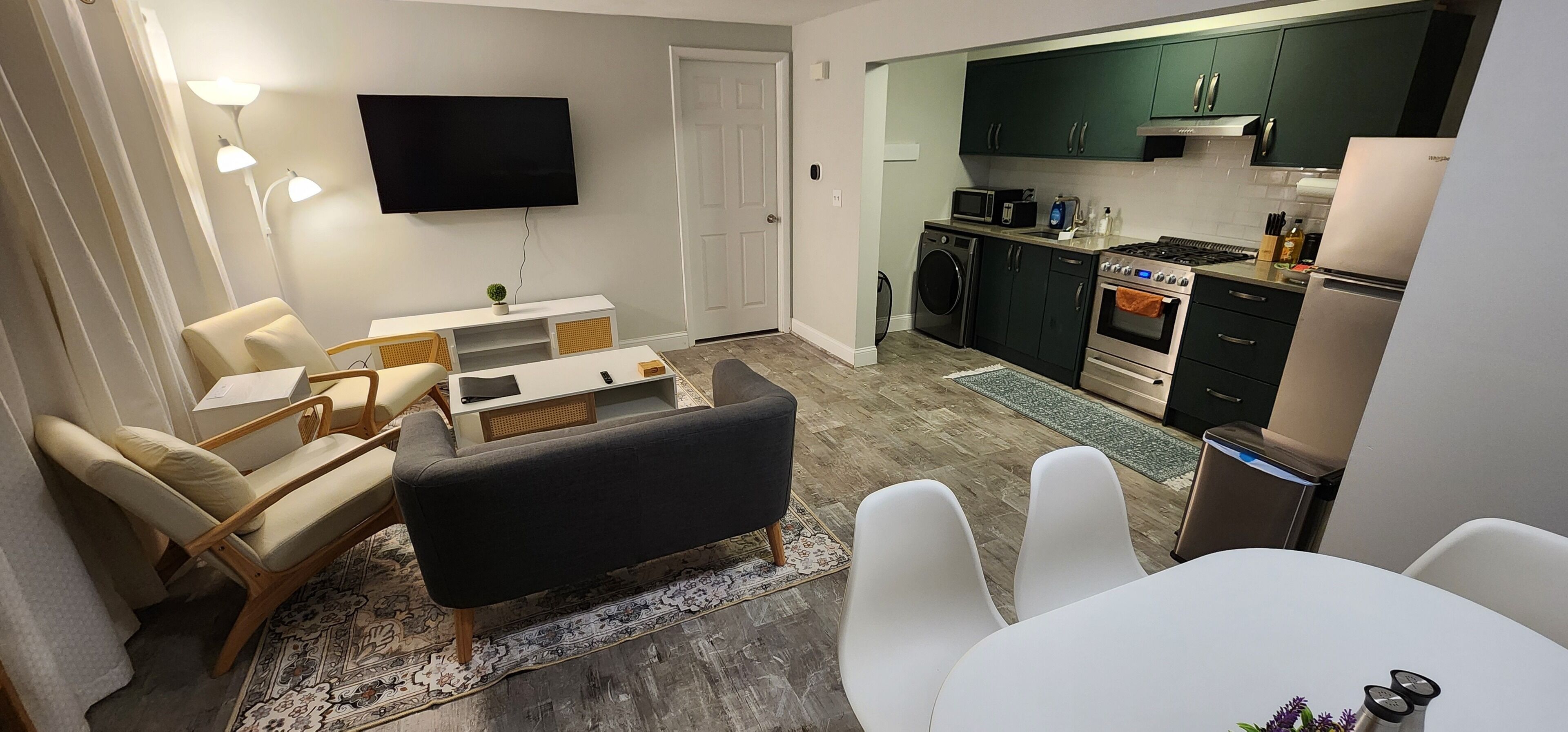Welcoming & Clean Condo near Hamden Shopping