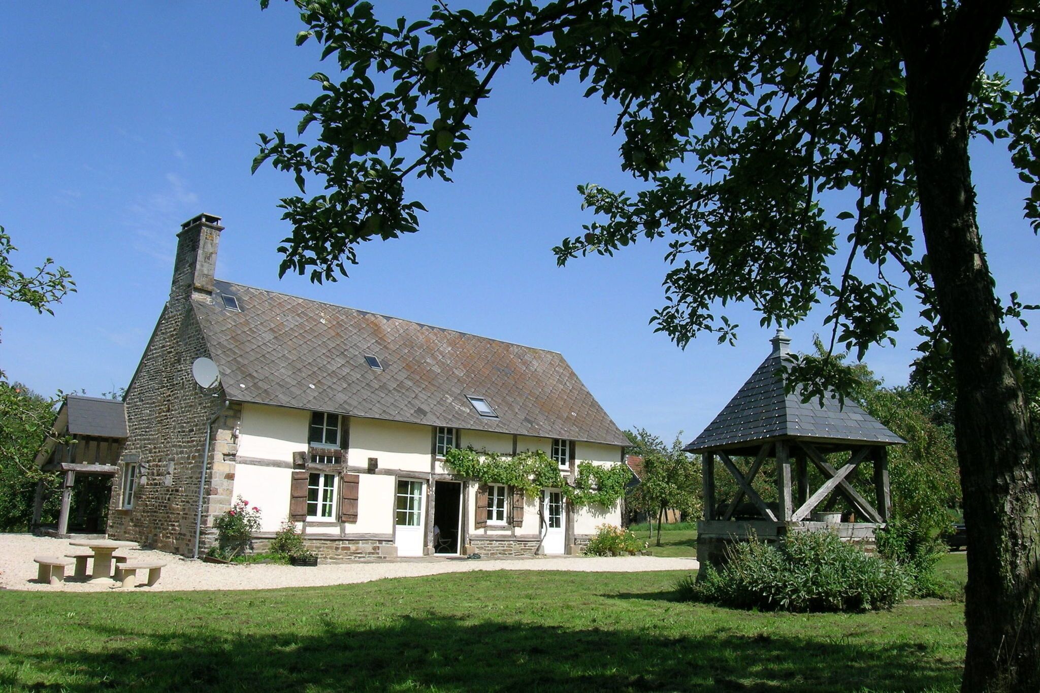 Pleasant Holiday Home in Isigny-Le-Buat with Garden
