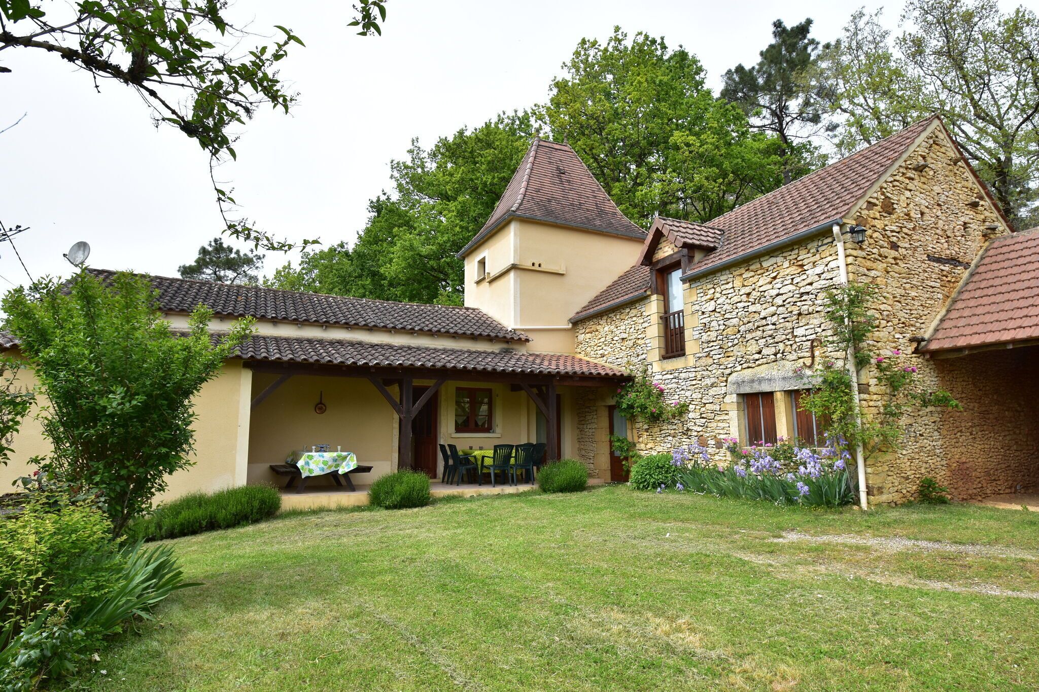 Rurally located holiday home with magnificent view, close to Cazals.