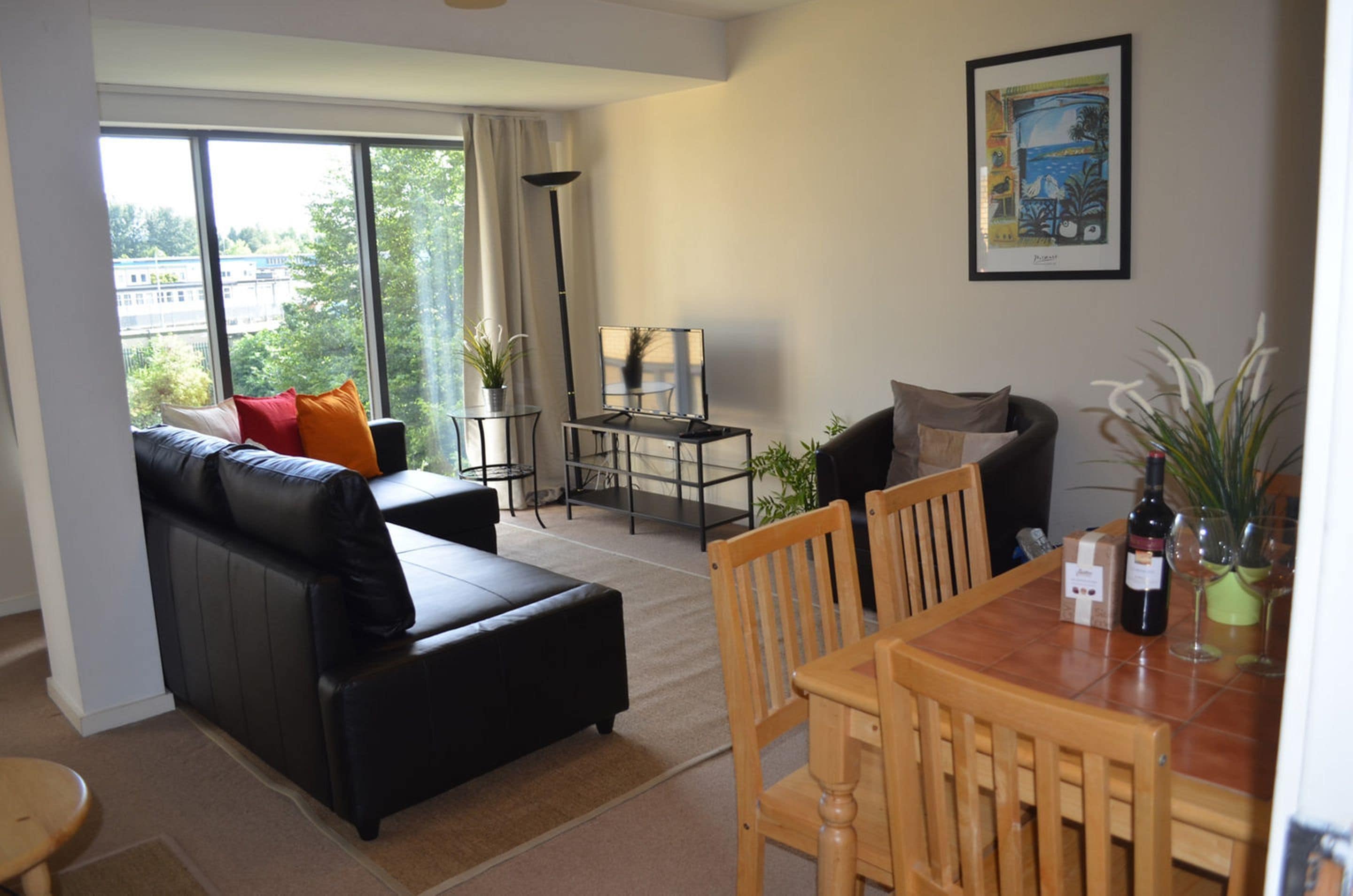 MetroStays - Riverside Apartment
