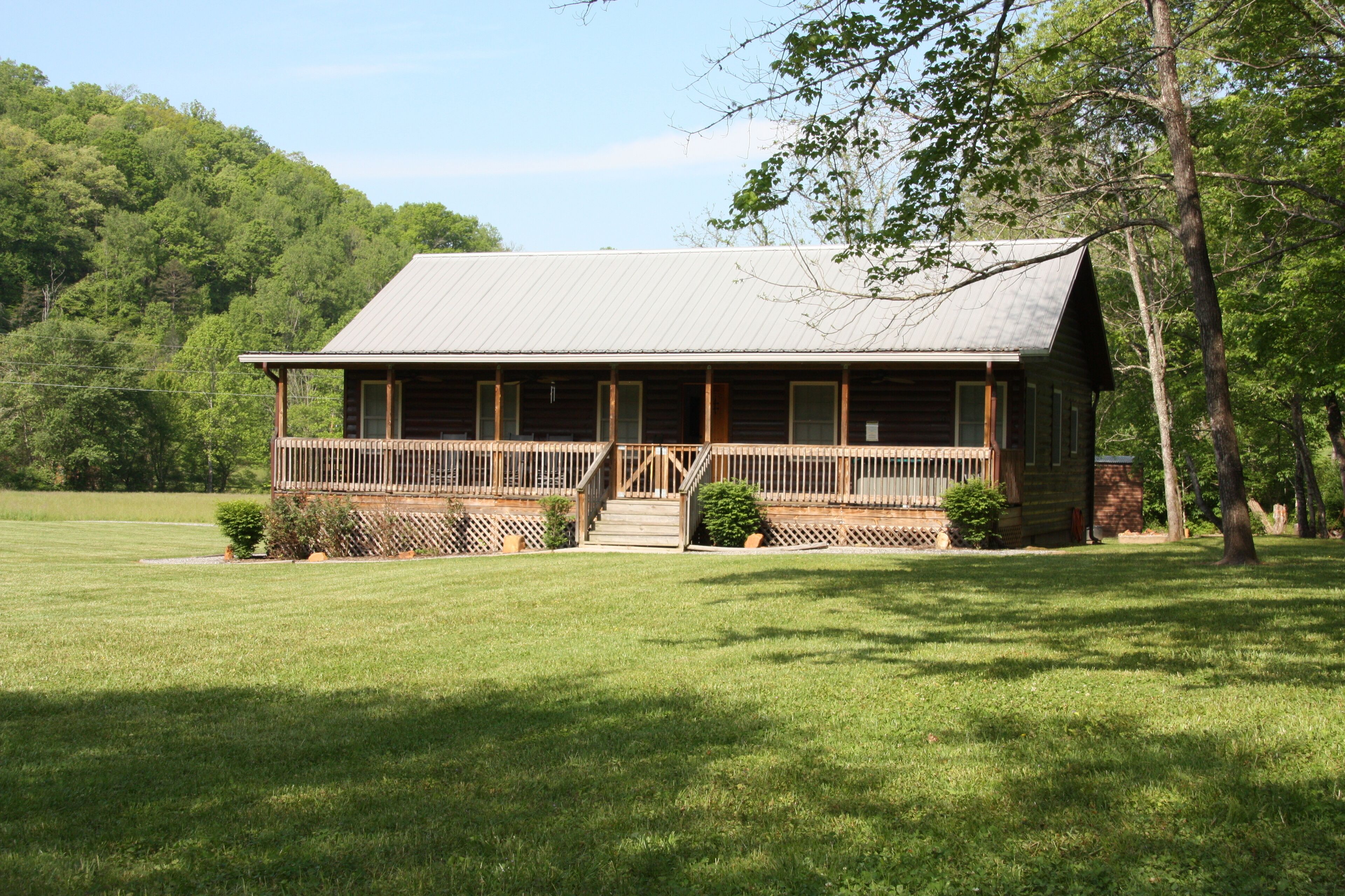 Creekside with a relaxing hot tub/fire pit/ grill; close to Casino/GSNP