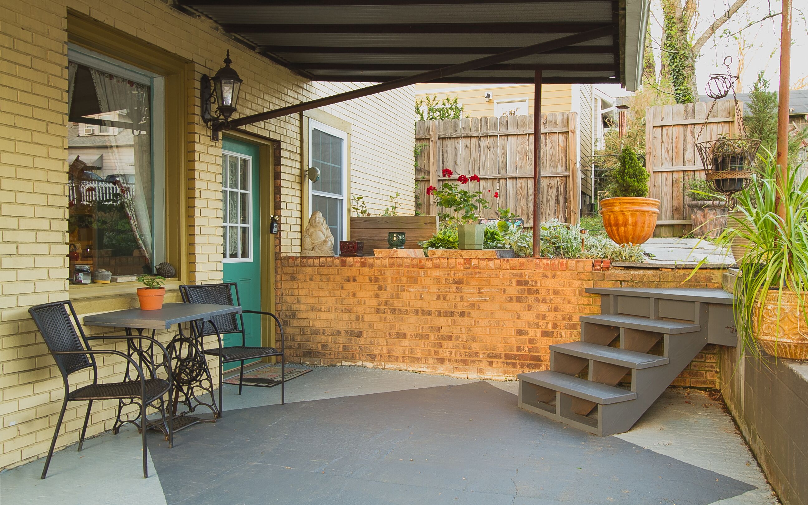 Solace in the City: 2 Bedroom Private Apartment.  Unbeatable Location!