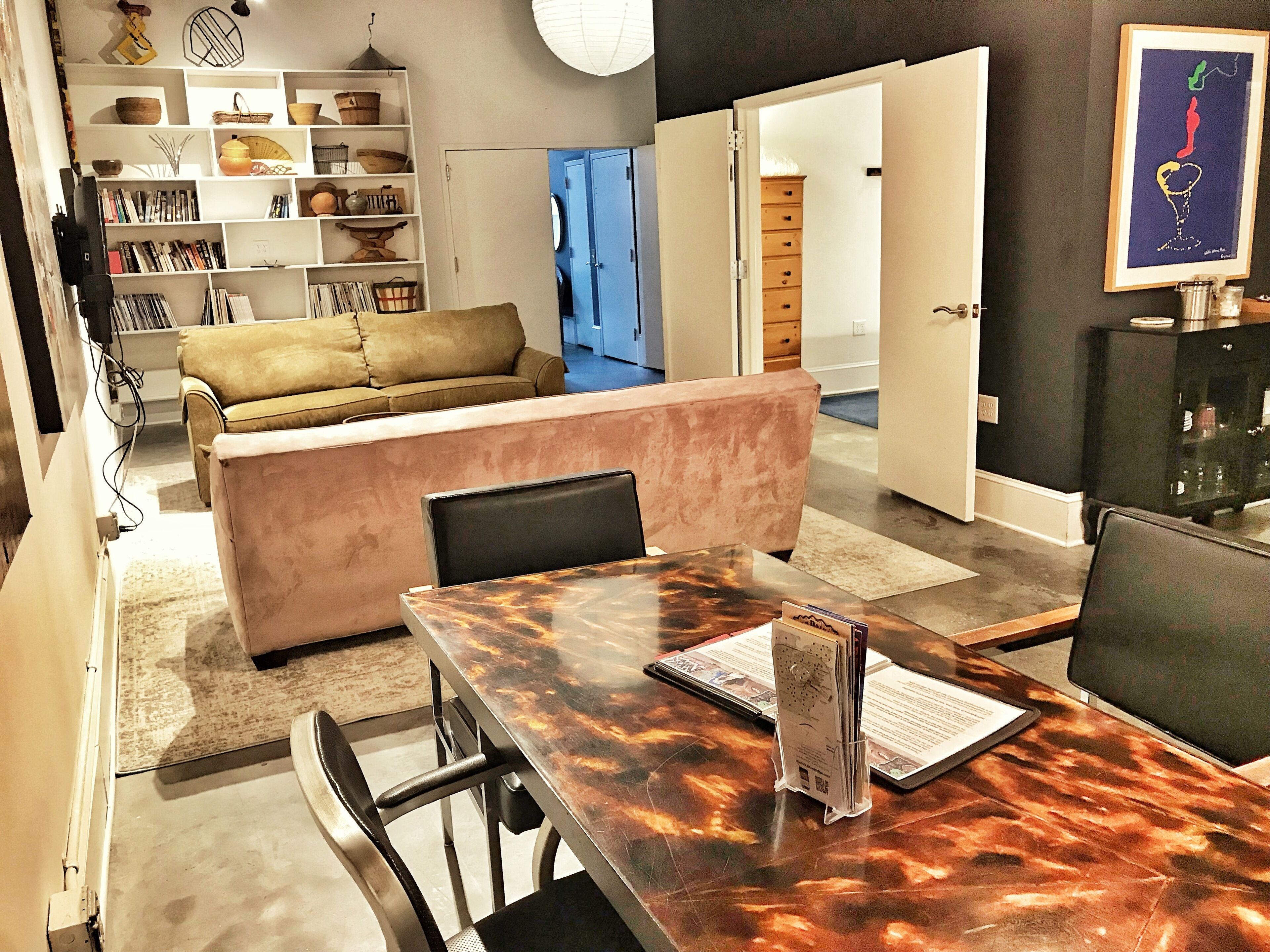 Prime Downtown Apartment/Free Onsite Parking/Walkable/Well Designed/Art Filled
