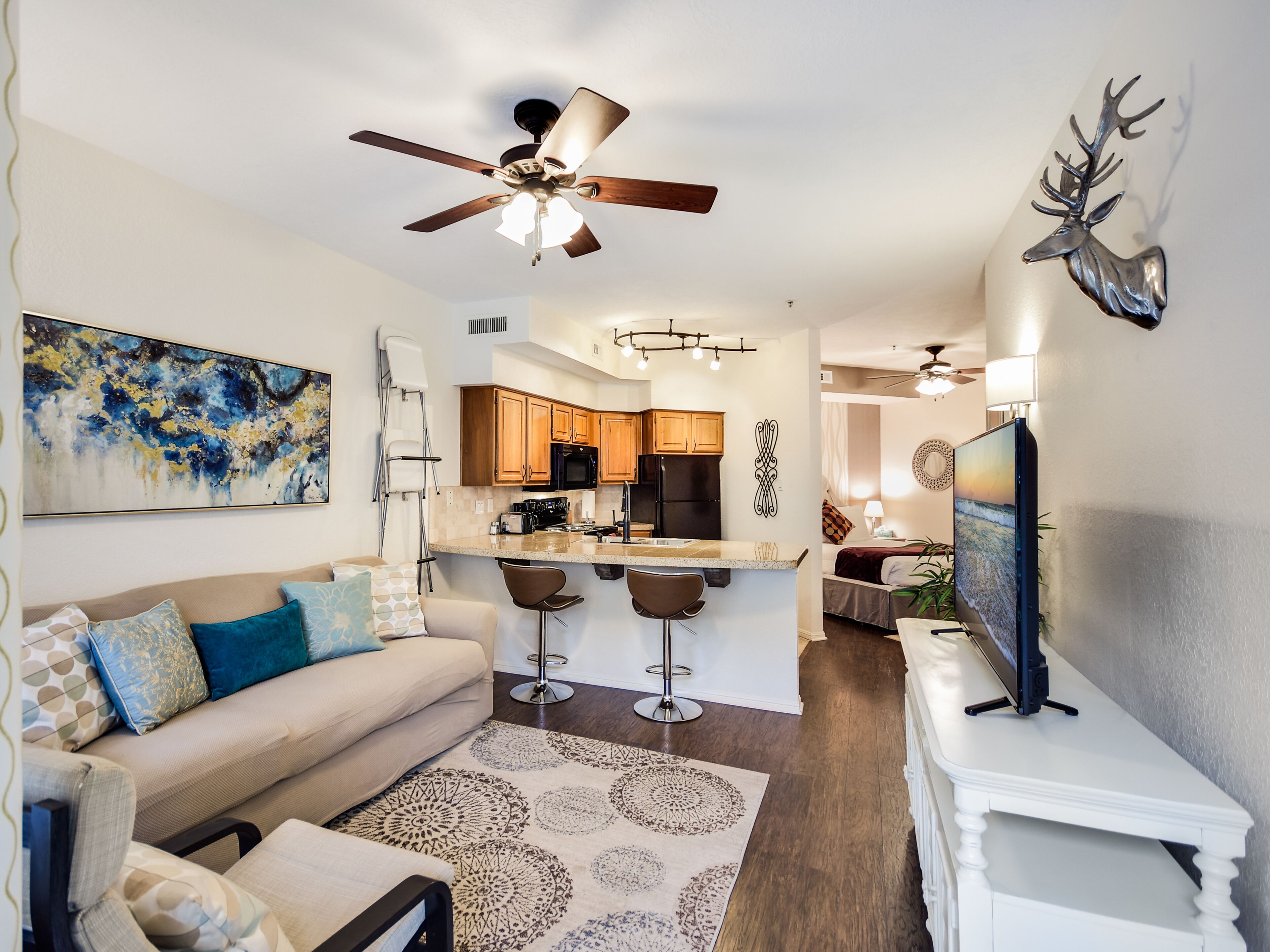 Lovely, Tasteful, And Fully Furnished Condo On Lake Travis Island Villa!!!