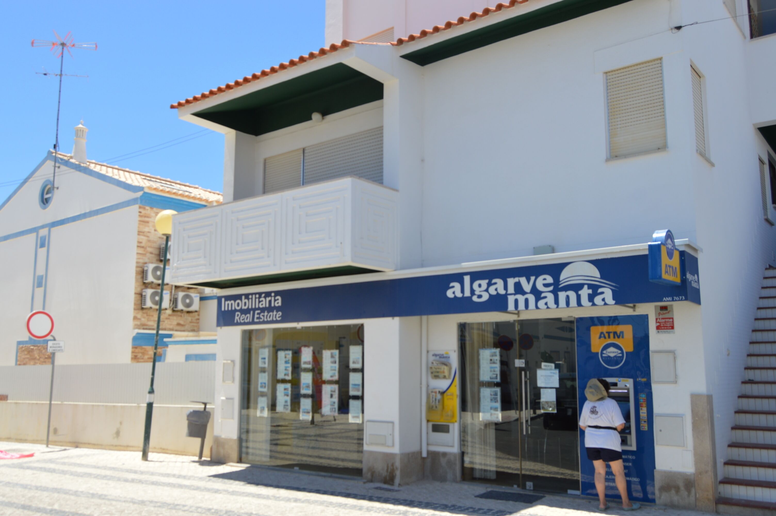 3 BEDROOM APARTMENT IN CENTRAL AREA AND 250 METRES FROM MANTA ROTA