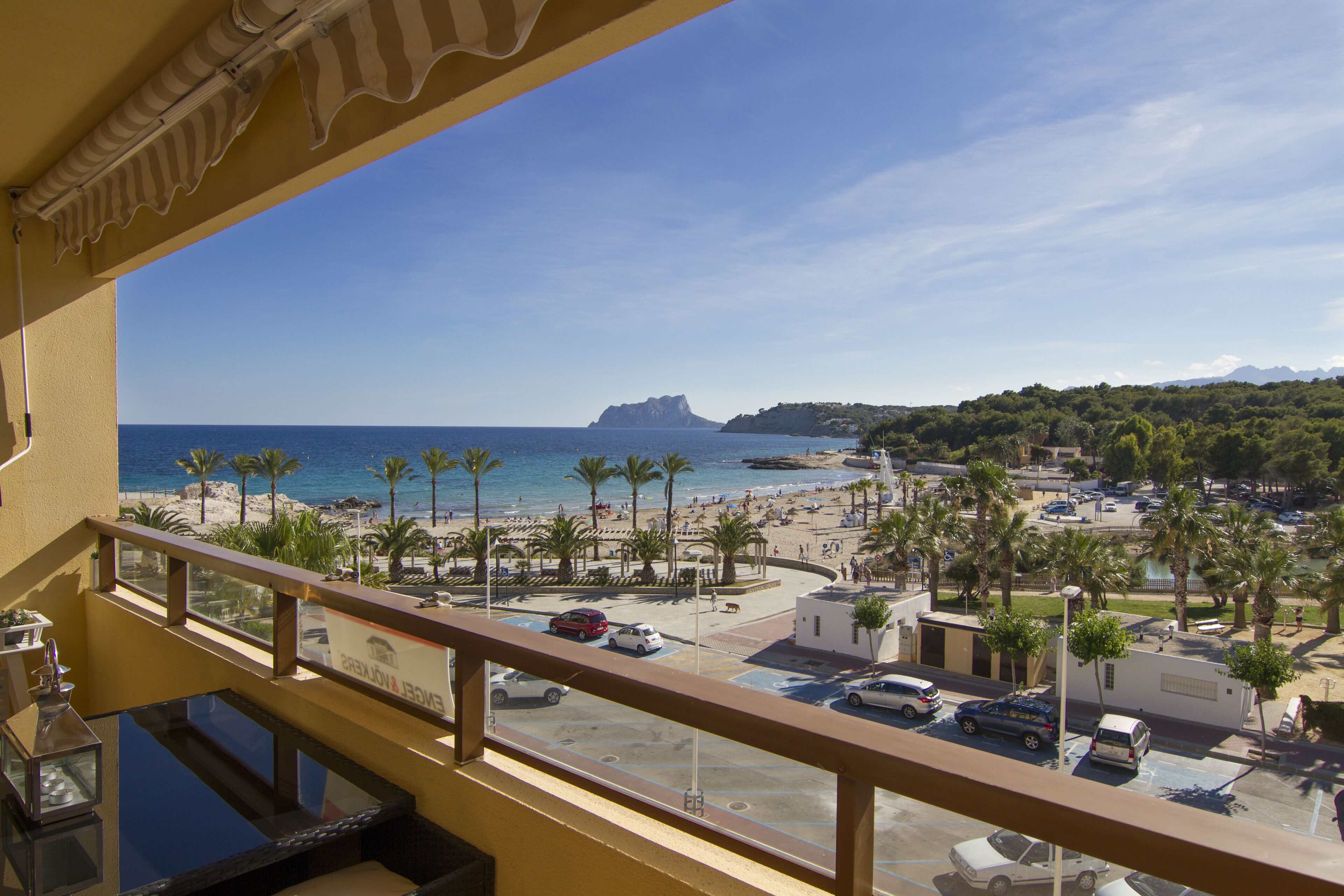 Beautiful apartment, seaview, beach 50 m, 2 min. to center, sleeps 2 adults