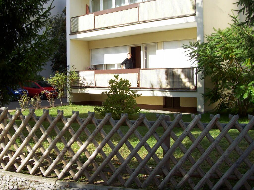 Apartment MIRÓ-BILE: a taste of art, southward balcony, in the city centre West (Charlottenburg) – near to the green riverside of the river Spree.