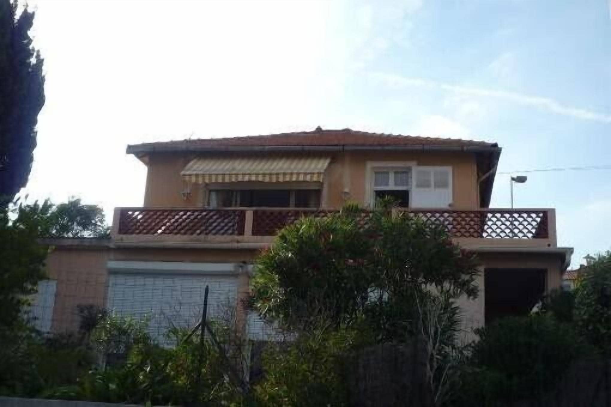 Apartment with terrace in a quiet villa, centre, facing the port and the beach