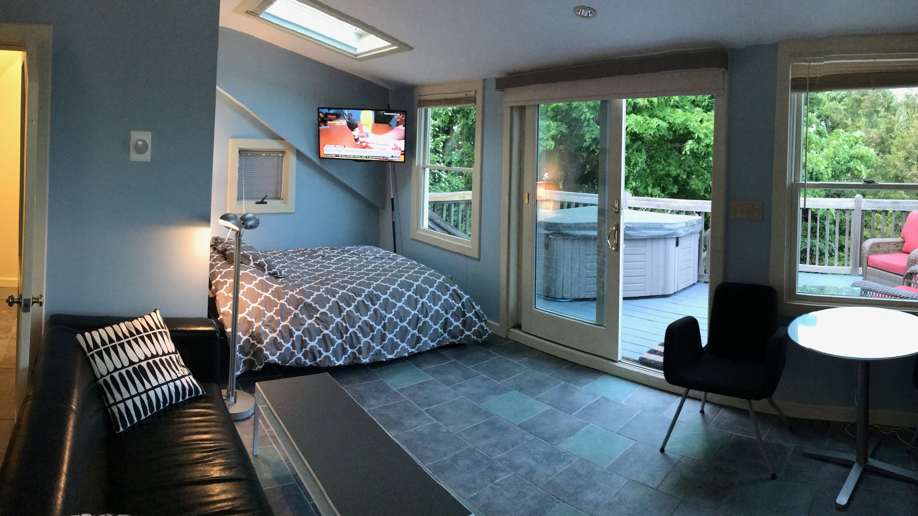 In Town Private Studio with Hot Tub!