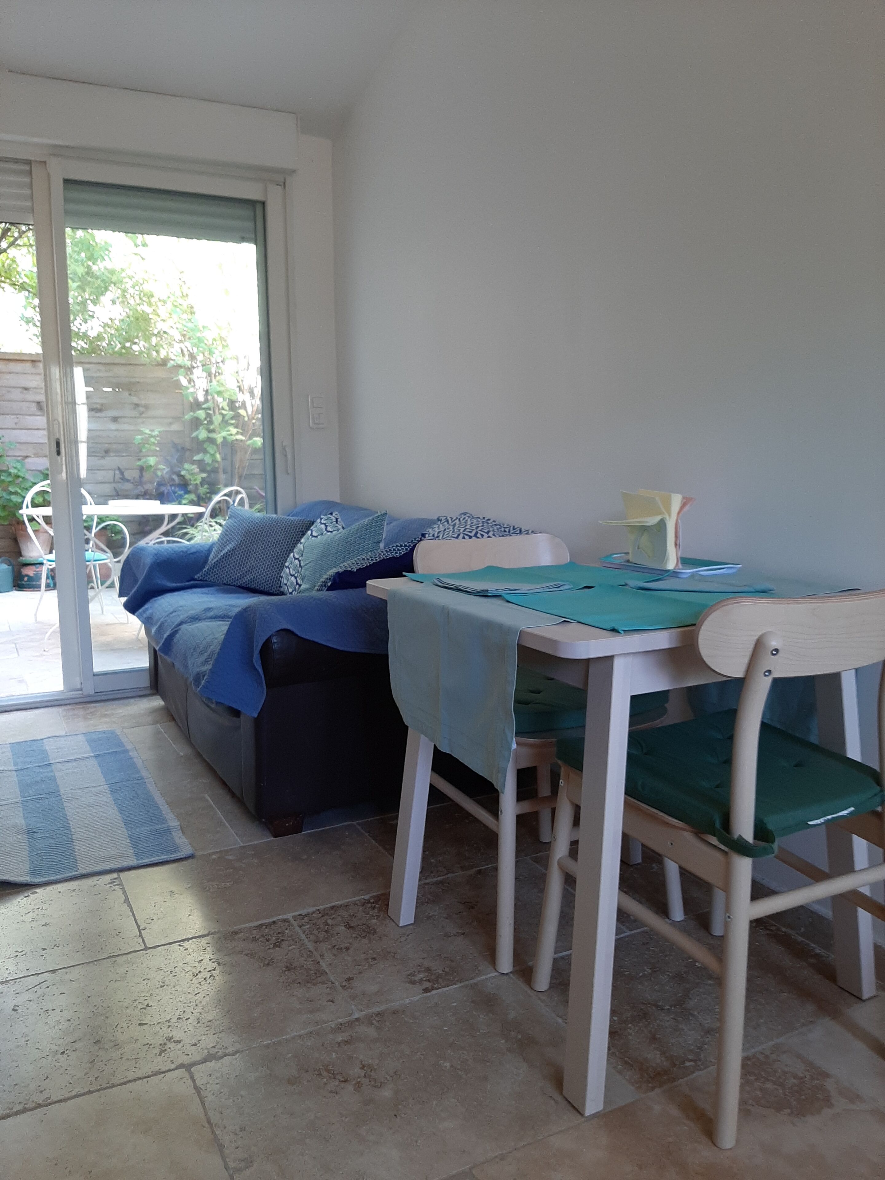 Nice city studio nestled in the calm of the garden 