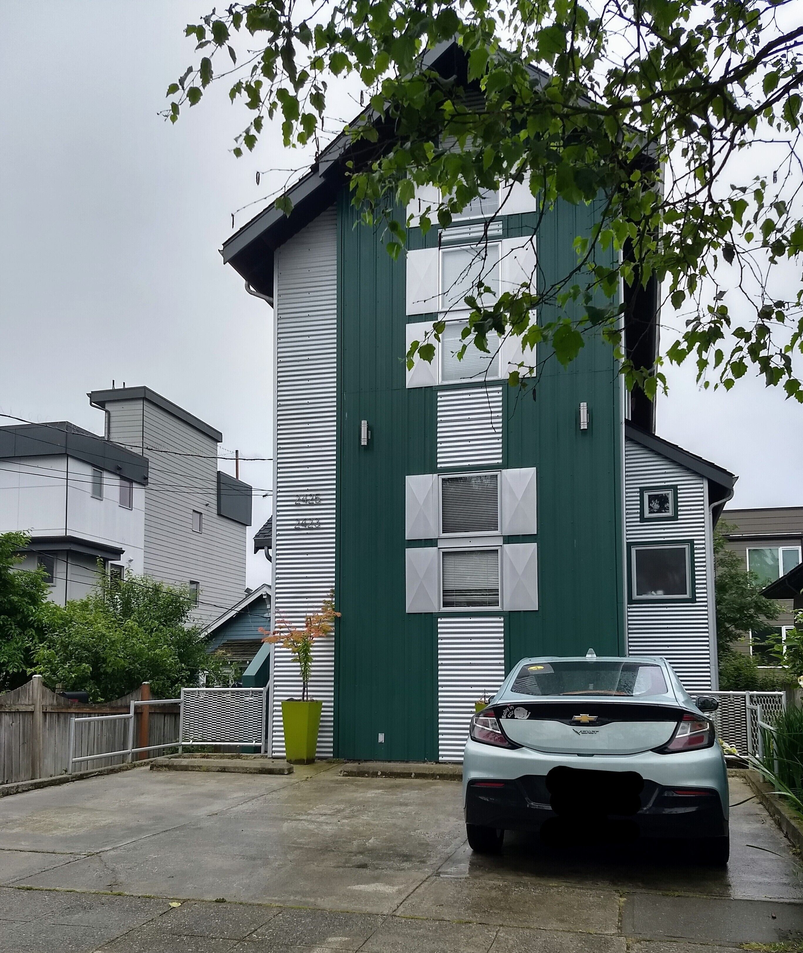 Ballard 2 Bdrm & 2 lofts Apt. with air conditioner, sleeps up to 6 guests