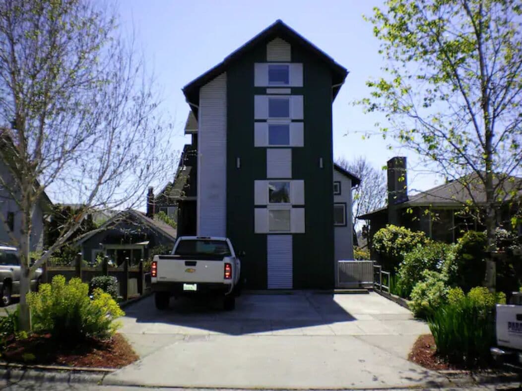 Ballard, warm & private studio with king bed on 1st floor, backyard, EVSE & pkg