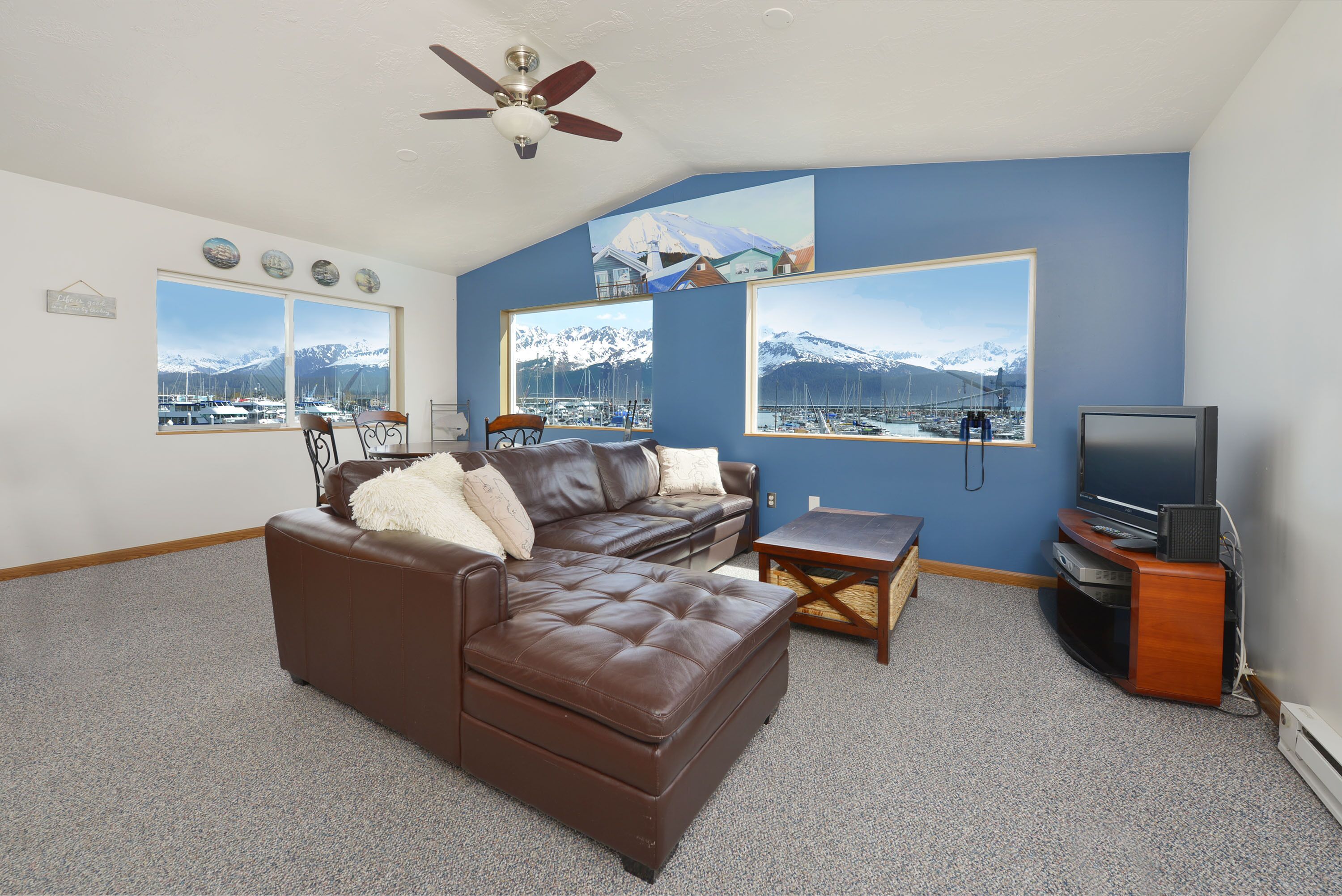Lovely Dockside Apartment! Located right in the Harbor! 