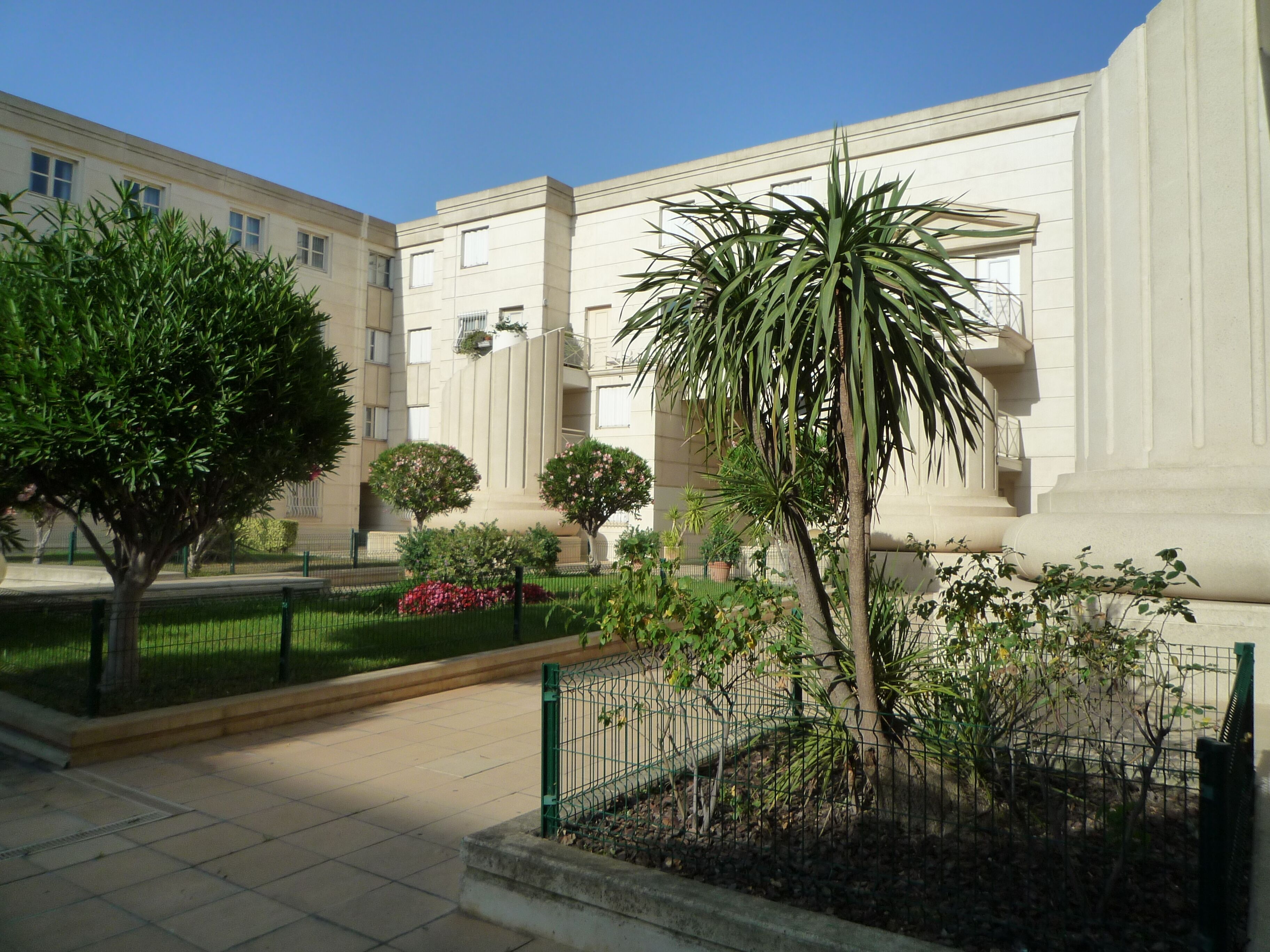 3 room air conditioned Antigone / Center with parking