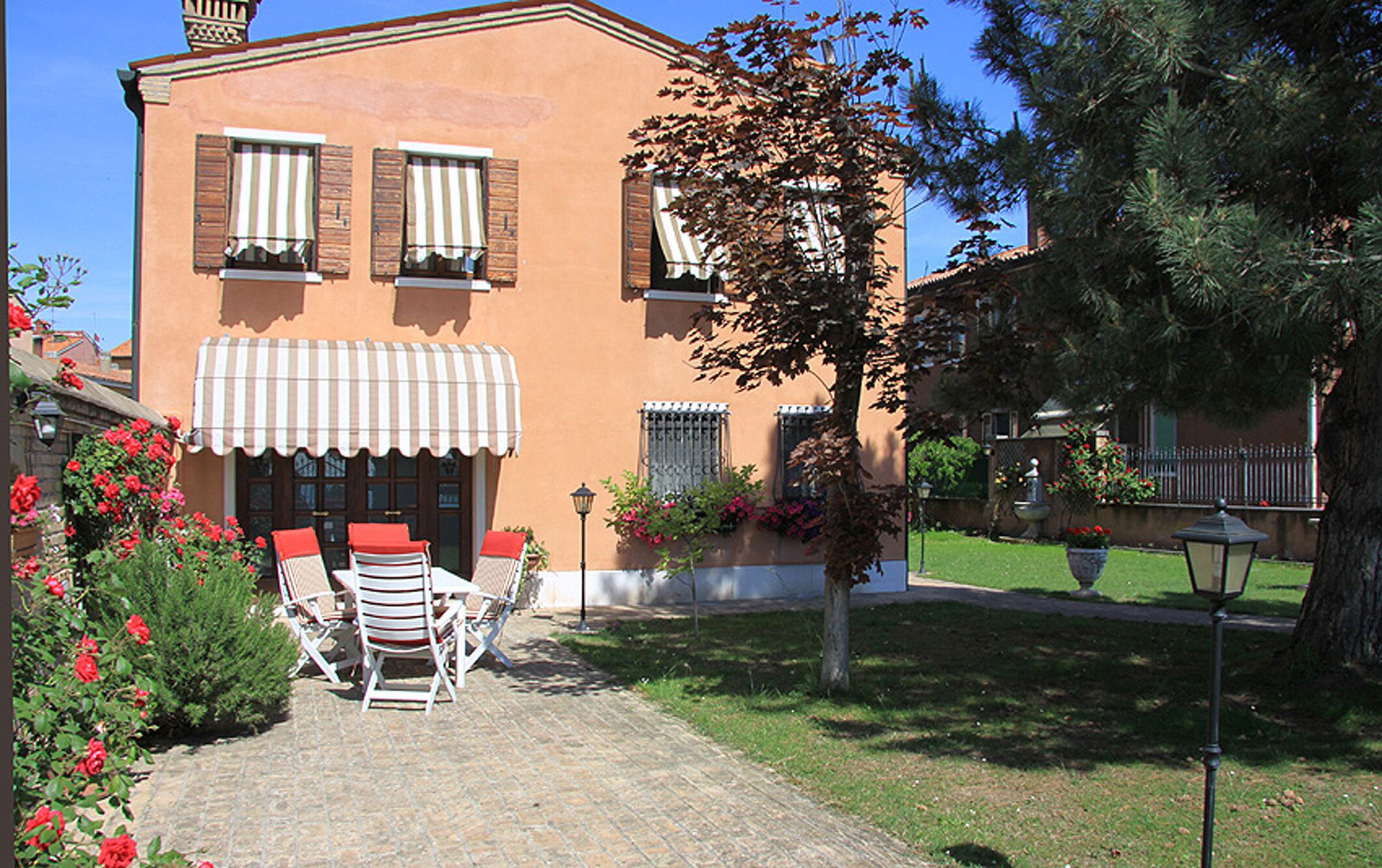 Apartment with garden facing the lagoon and berth.