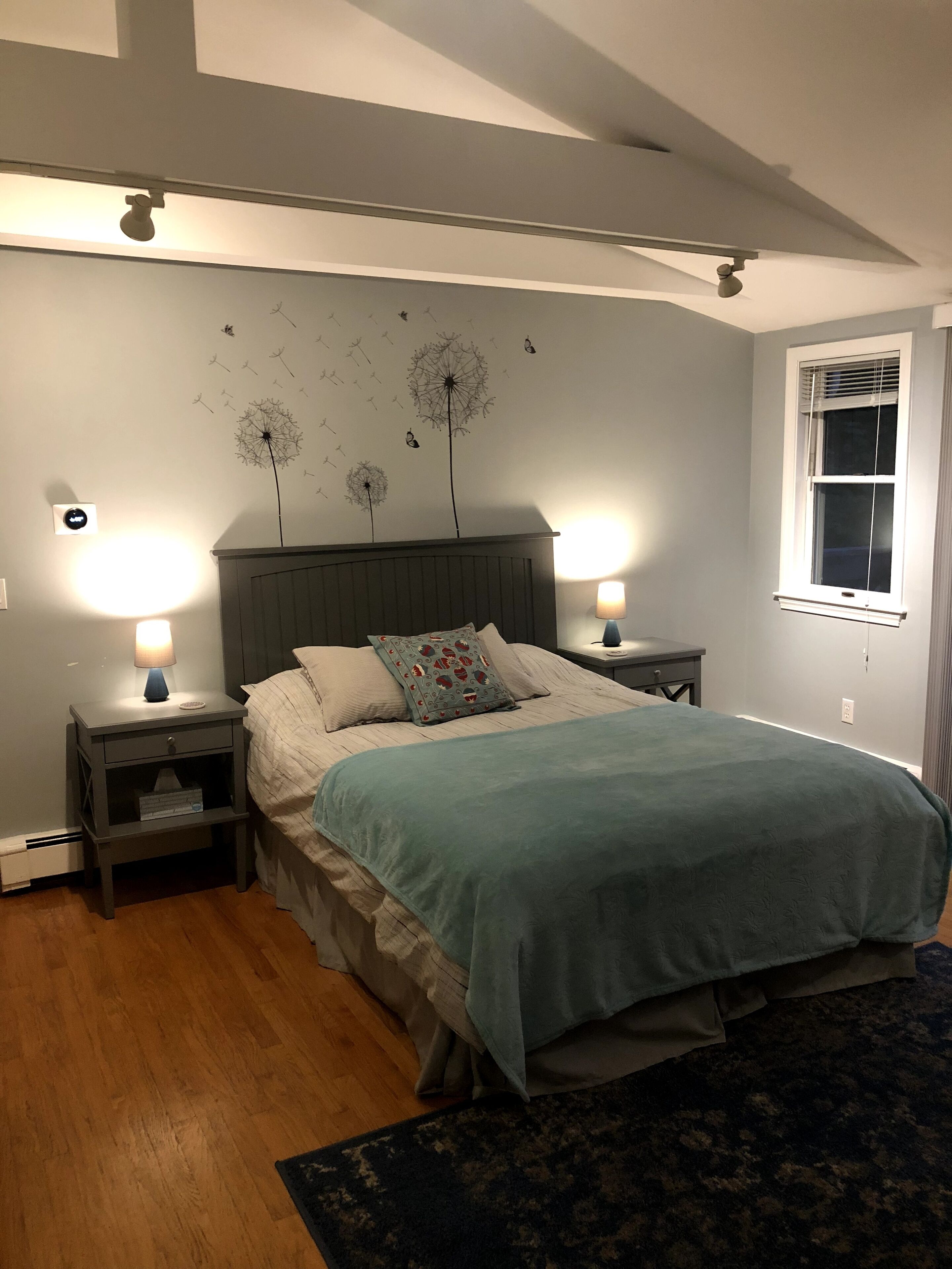 Newly refurbished, Sunny bright In-law suite.15 minute easy drive to Boston
