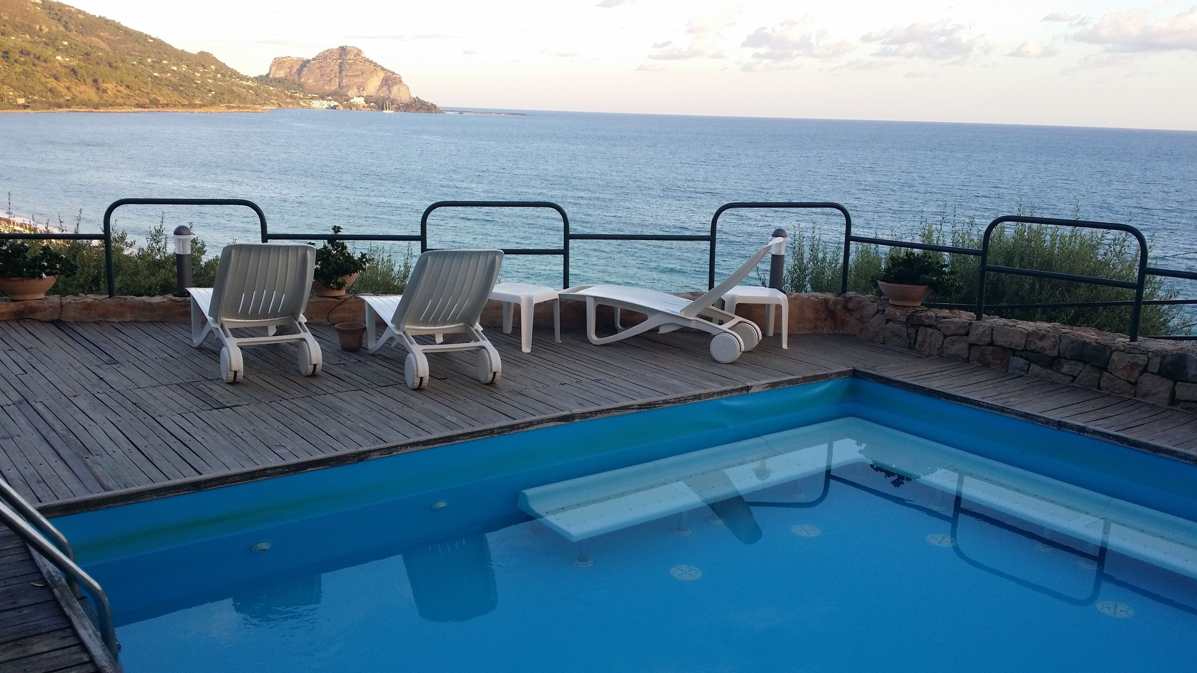 Delightful apartment with direct access to the sea