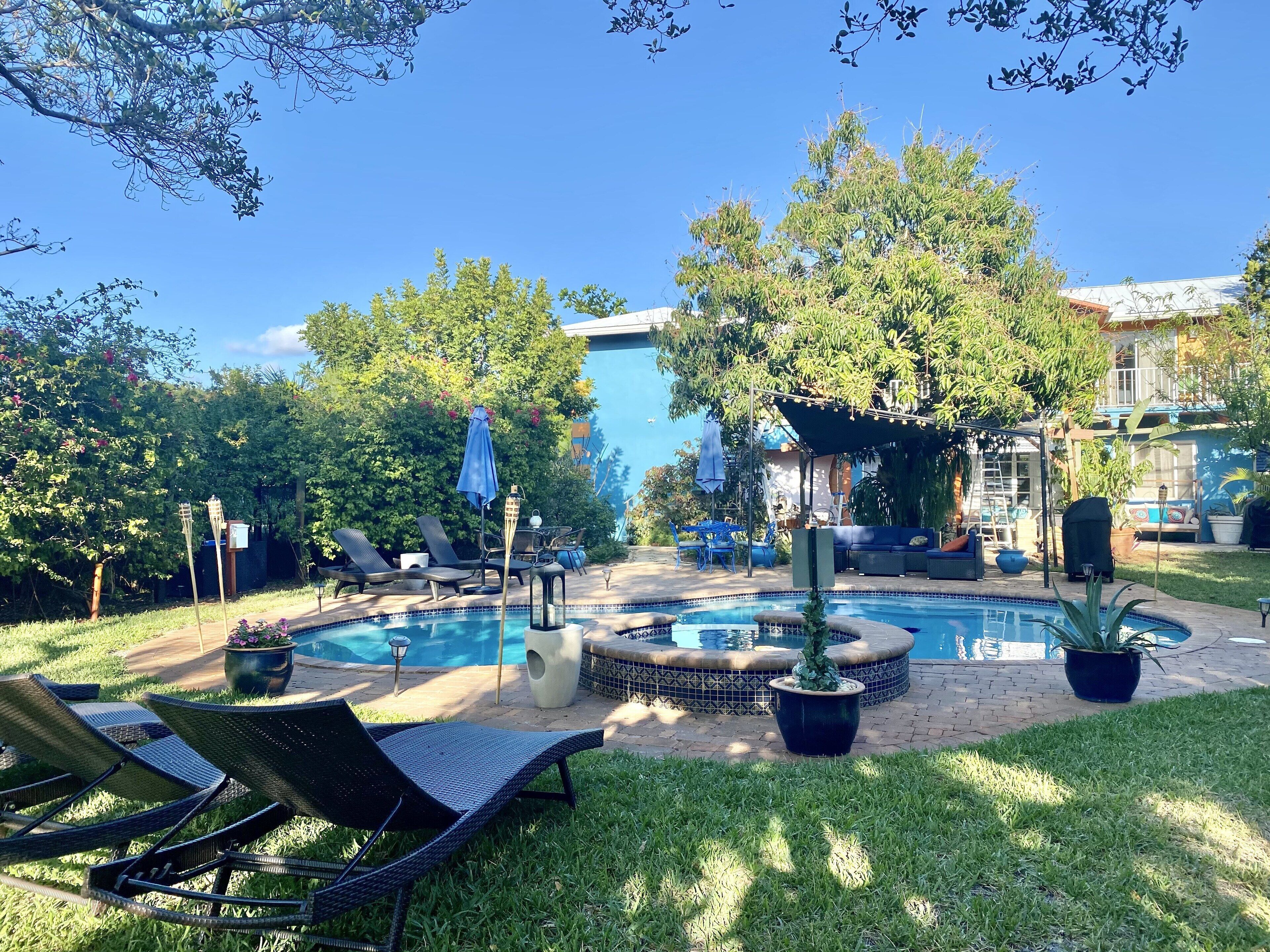 Short Walk to Beach/Town-Artistic Apt., Gorgeous Garden W/ Beautiful Shared Pool