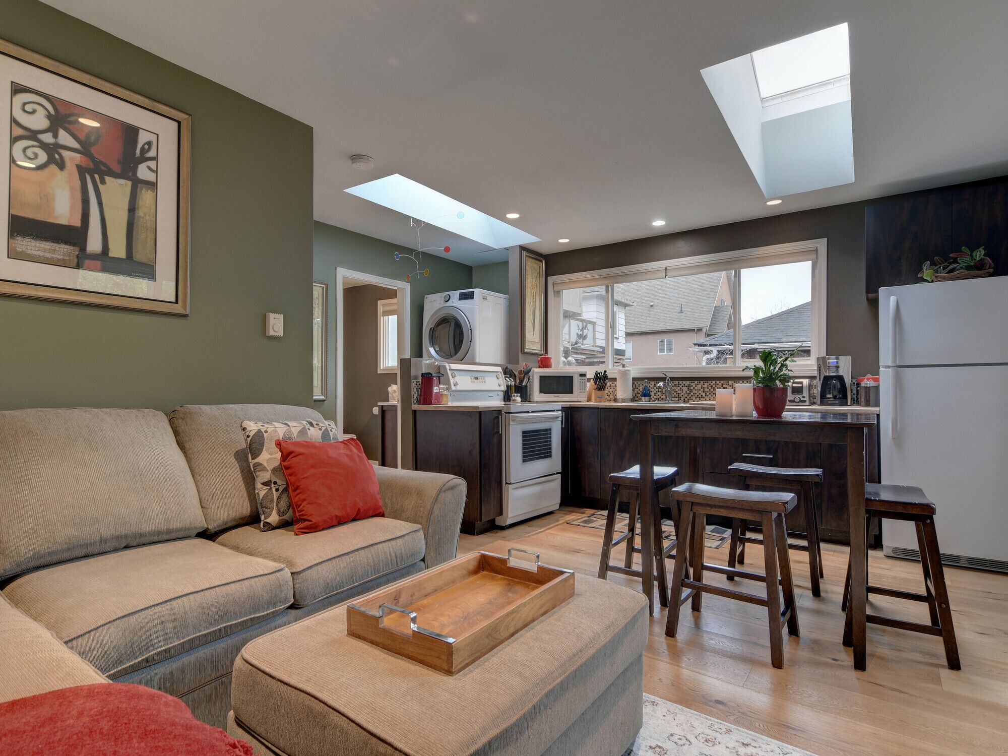 Private garden retreat with  king size bed, full kitchen, private patio 00036281