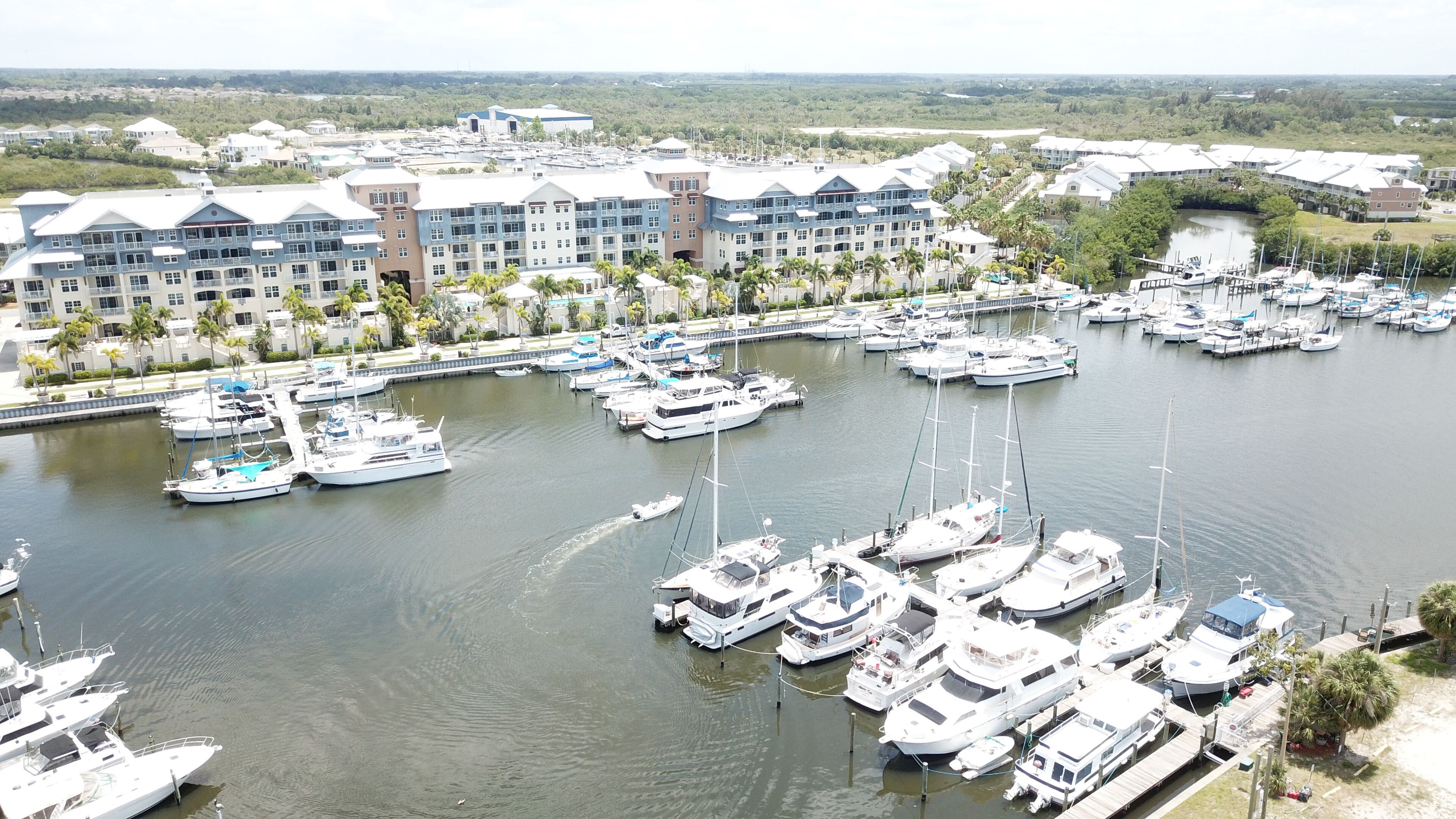 DOLPHINS🐬,BEACH step away, WIFI, FREE PARKING, POOLS, SUNSET, BAY, SEA VIEW #410