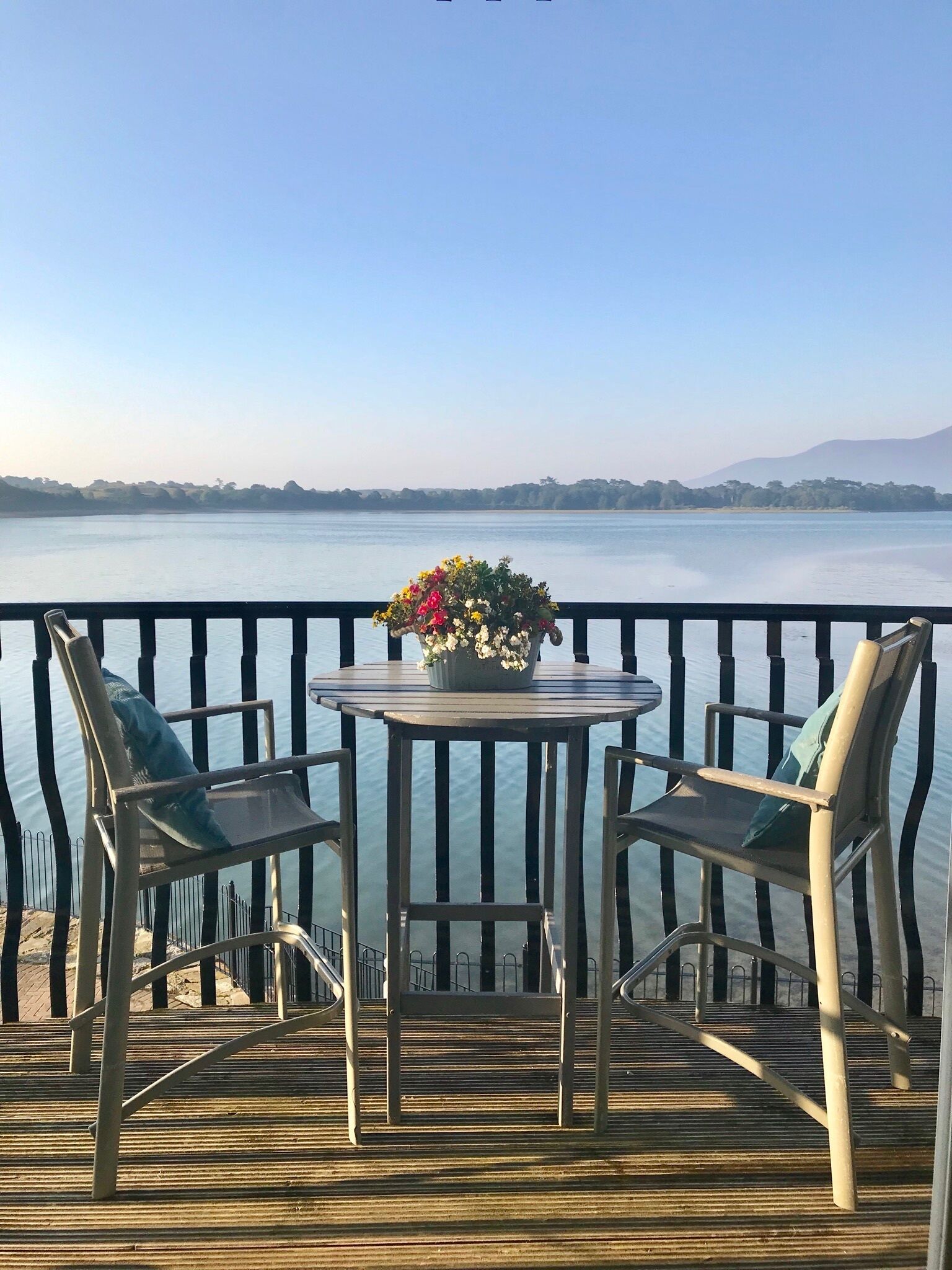 Luxury bright, spacious, stylish apartment with stunning mountain & bay views