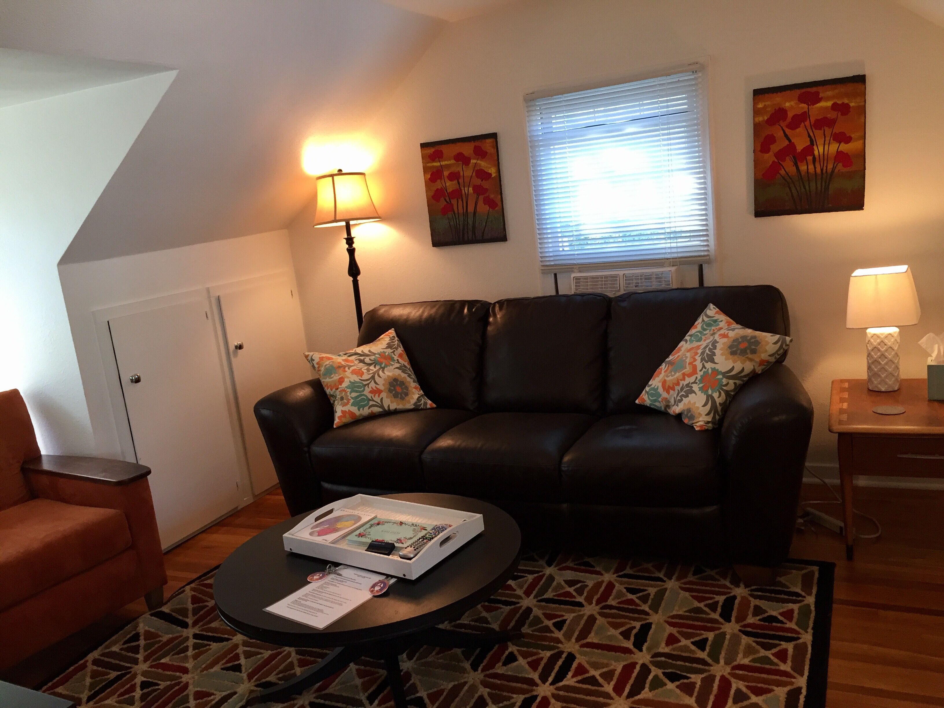 Mayo Super SALE! Cozy Loft Mayo Clinic Garage! Cozy, clean, and close to Mayo!